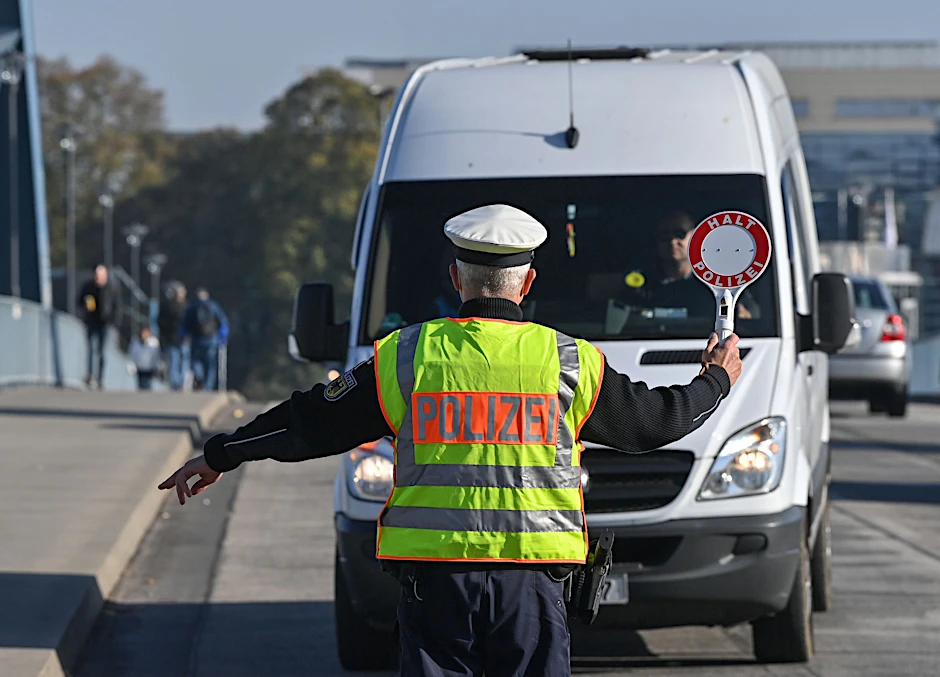 ARCHIV - Ein Beamter der Bundespolizei stoppt einen Fahrer eines Kleintransporters bei der Einreise nach Deutschland am deutsch-polnischen Grenzübergang Stadtbrücke in Frankfurt (Oder). (Archiv)  