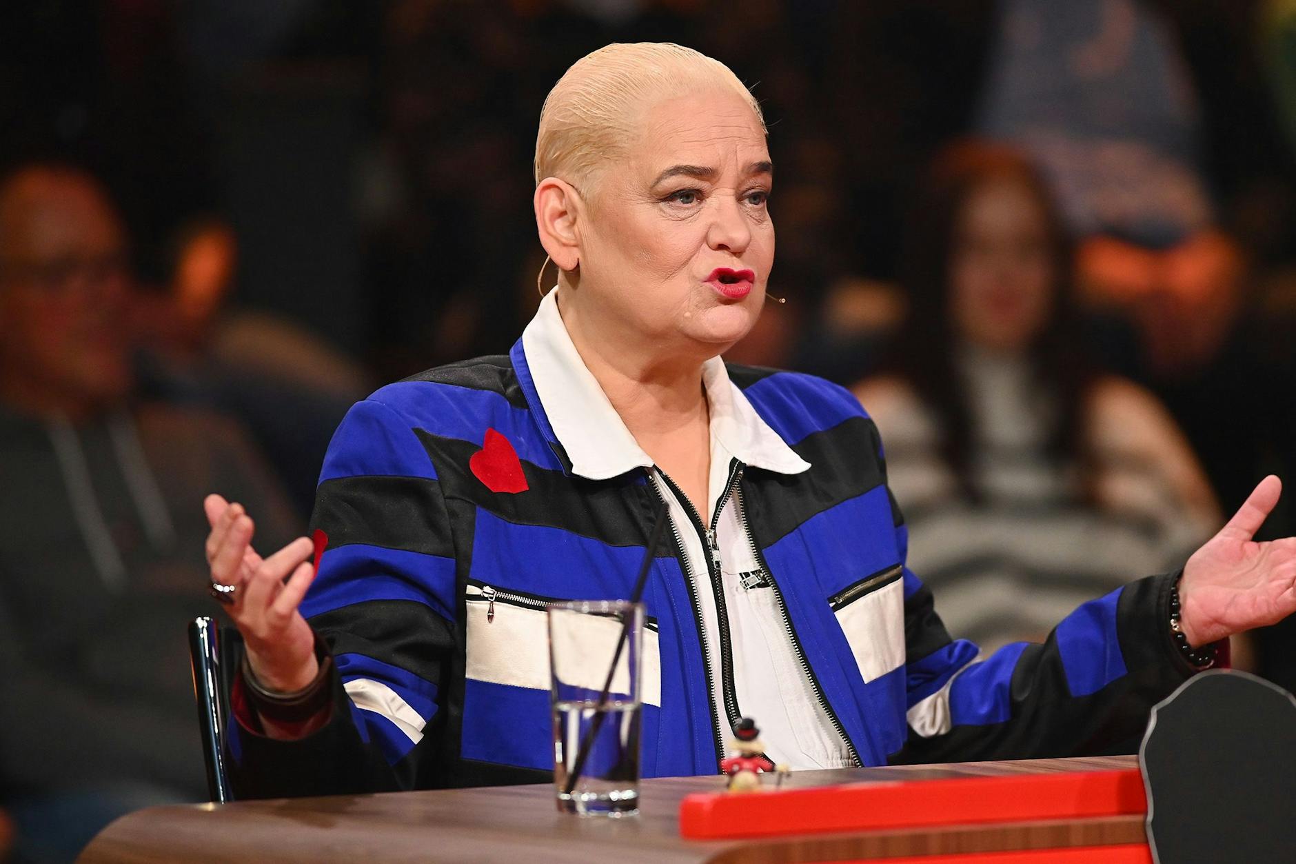 Hella von Sinnen gehört zum festen Team der Kult-Show „Genial daneben“.