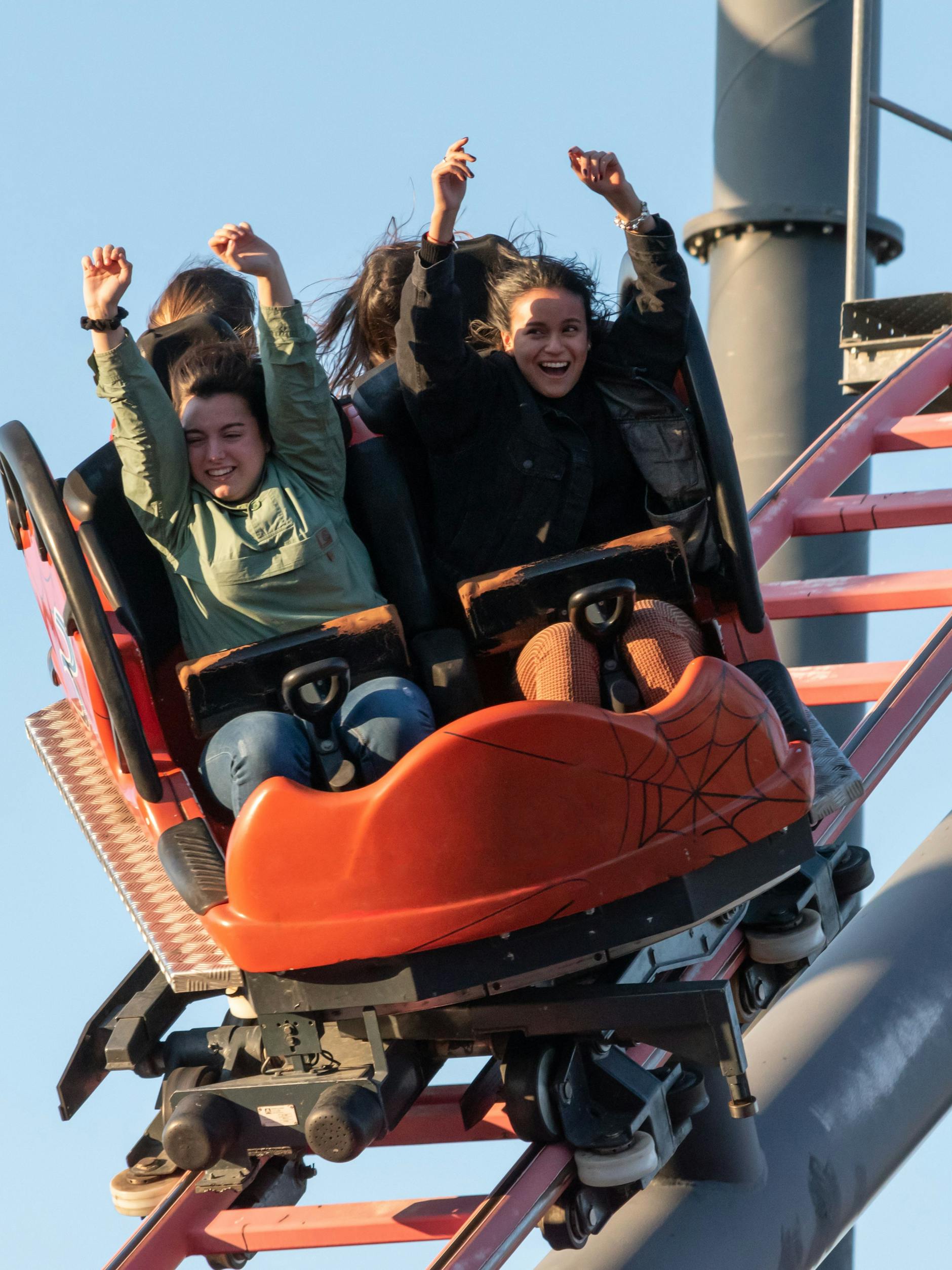 Achterbahnen stehen in jedem Freizeitpark - bei Bahnen, in denen die Beine frei hängen, finden sich oft auch Fußabhacker.