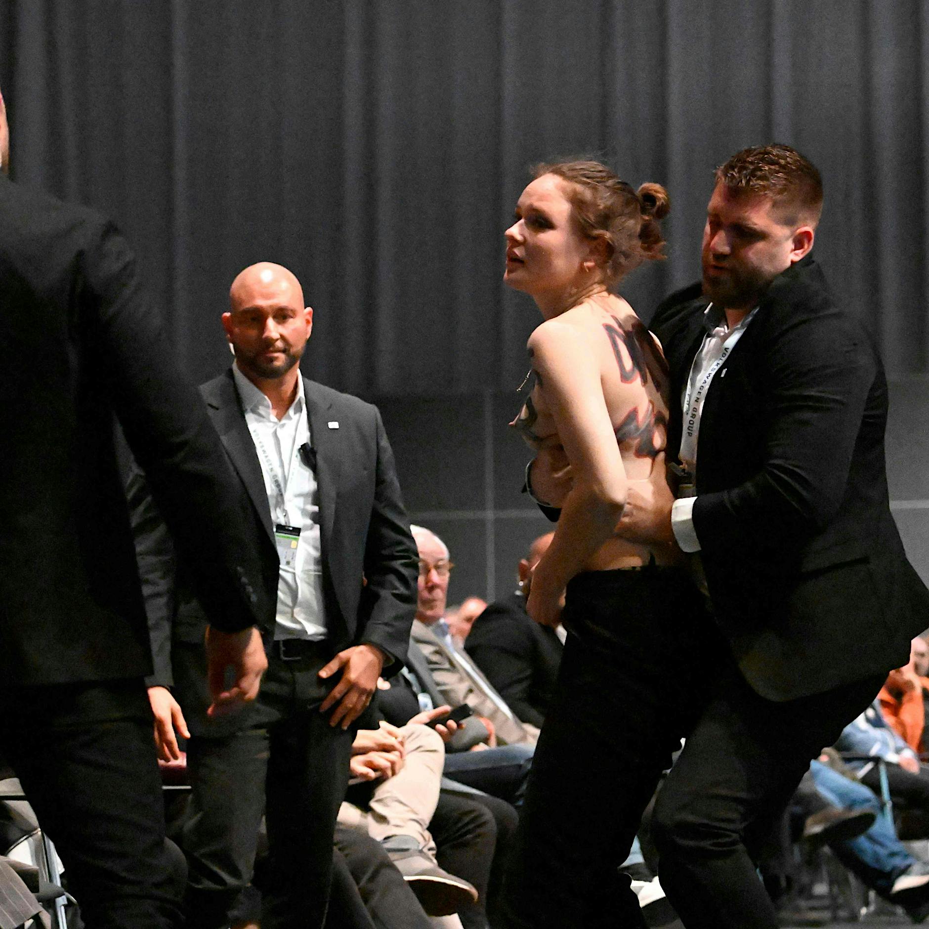 Nackt-Protest und Torten-Attacke: Letzte Generation stört VW-Hauptversammlung