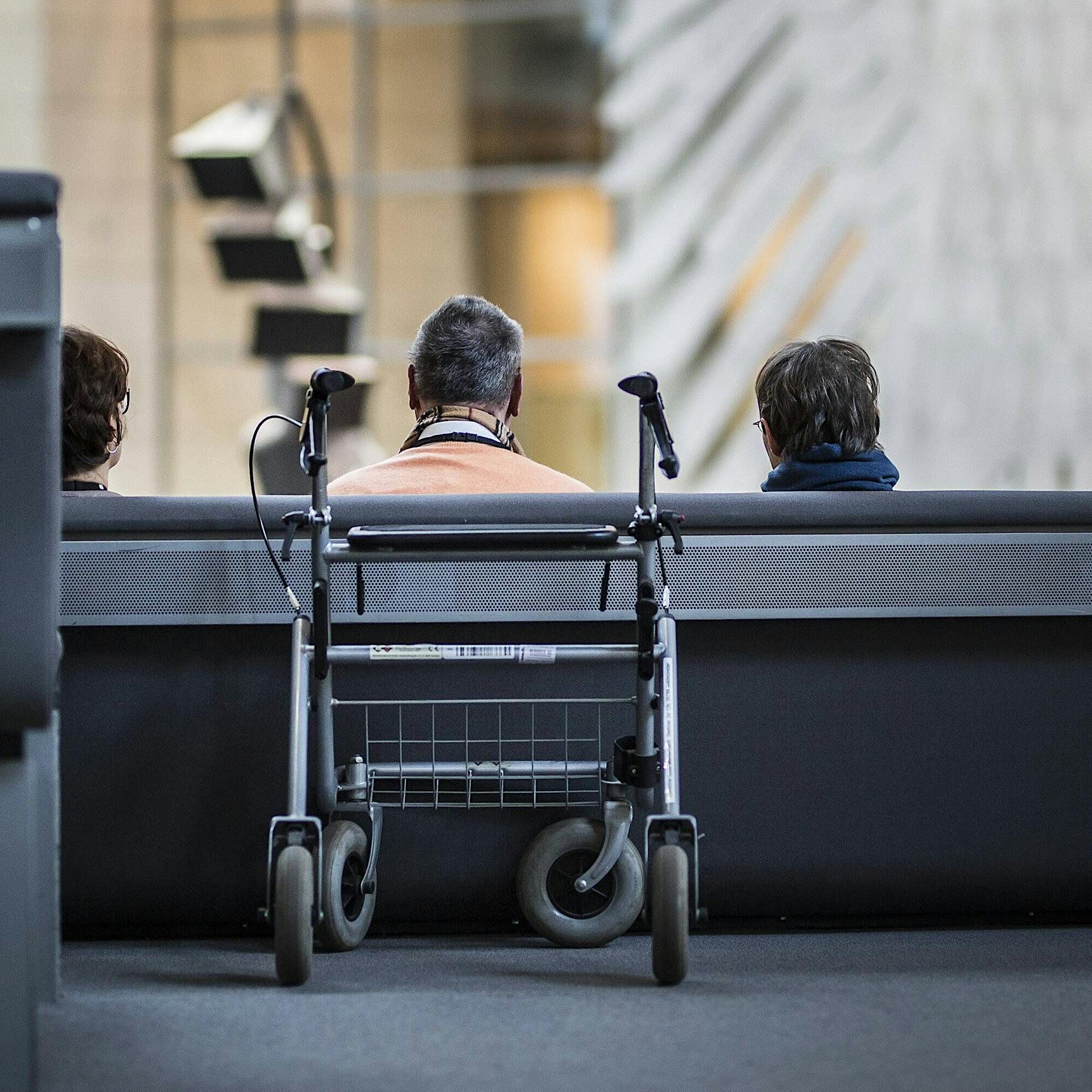 Pflegereform: Krankenkassen warnen vor Überforderung der Beitragszahler