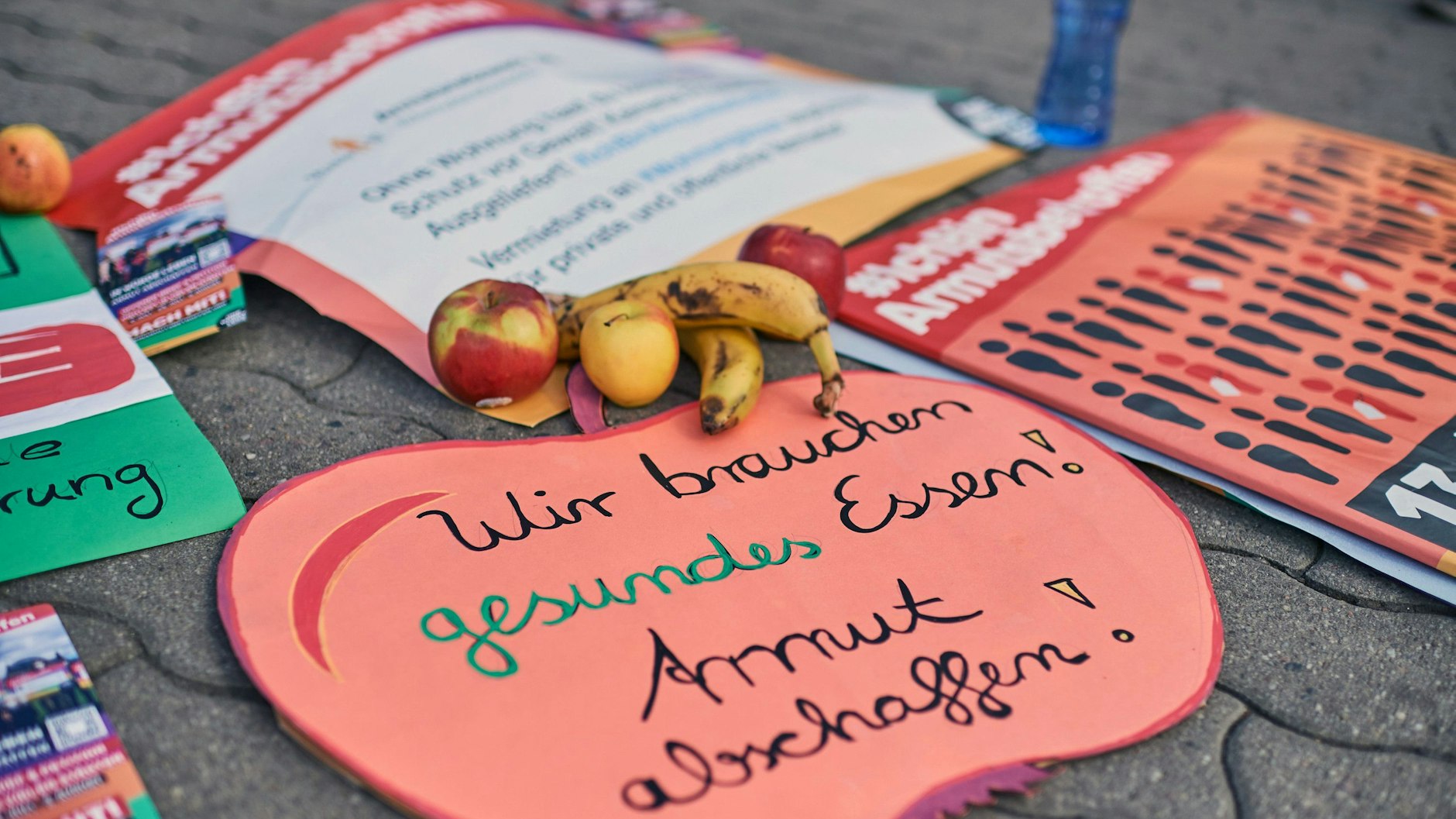 Kampagnenmaterial liegt auf dem Boden während Aktive der Bewegung #IchBinArmutsbetroffen in Berlin vor dem Roten Rathaus für eine Umverteilung der vorhandenen Ressourcen und gegen die zunehmende Kluft von Arm und Reich protestieren.