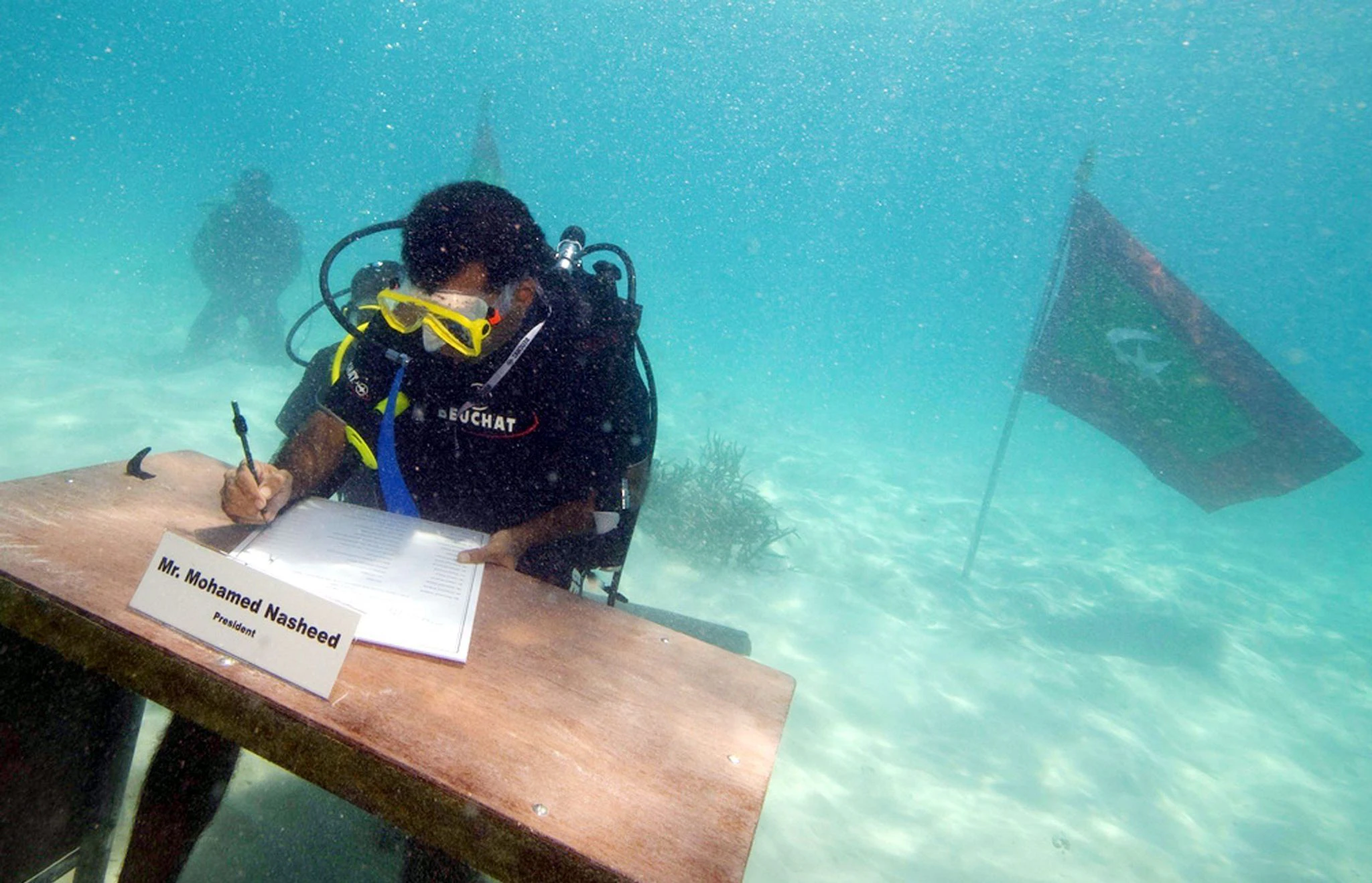 ARCHIV - Der damalige Staatspräsident Mohamed Nasheed hält den Vorsitz in der weltweit ersten Unterwasserkabinettssitzung auf den Malediven. Das Kabinett unterzeichnete einen Appell an die Welt, die Treibhausgase zu reduzieren. Wenn der Meeresspiegel weiter steigt, liegen die 1200 Inseln in 100 Jahren unter Wasser.  