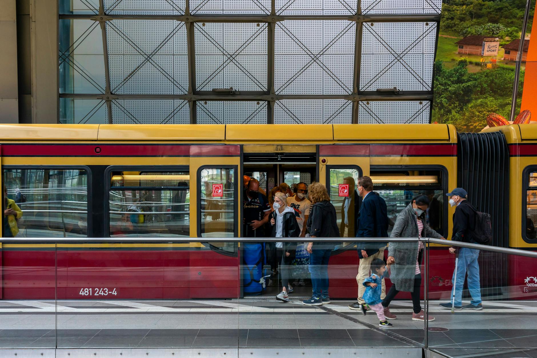 Eine Berliner S-Bahn hält am Bahnsteig. Verkehrssenatorin Manja Schreiner (CDU) glaubt an die baldige Rückkehr des 29-Euro-Tickets.