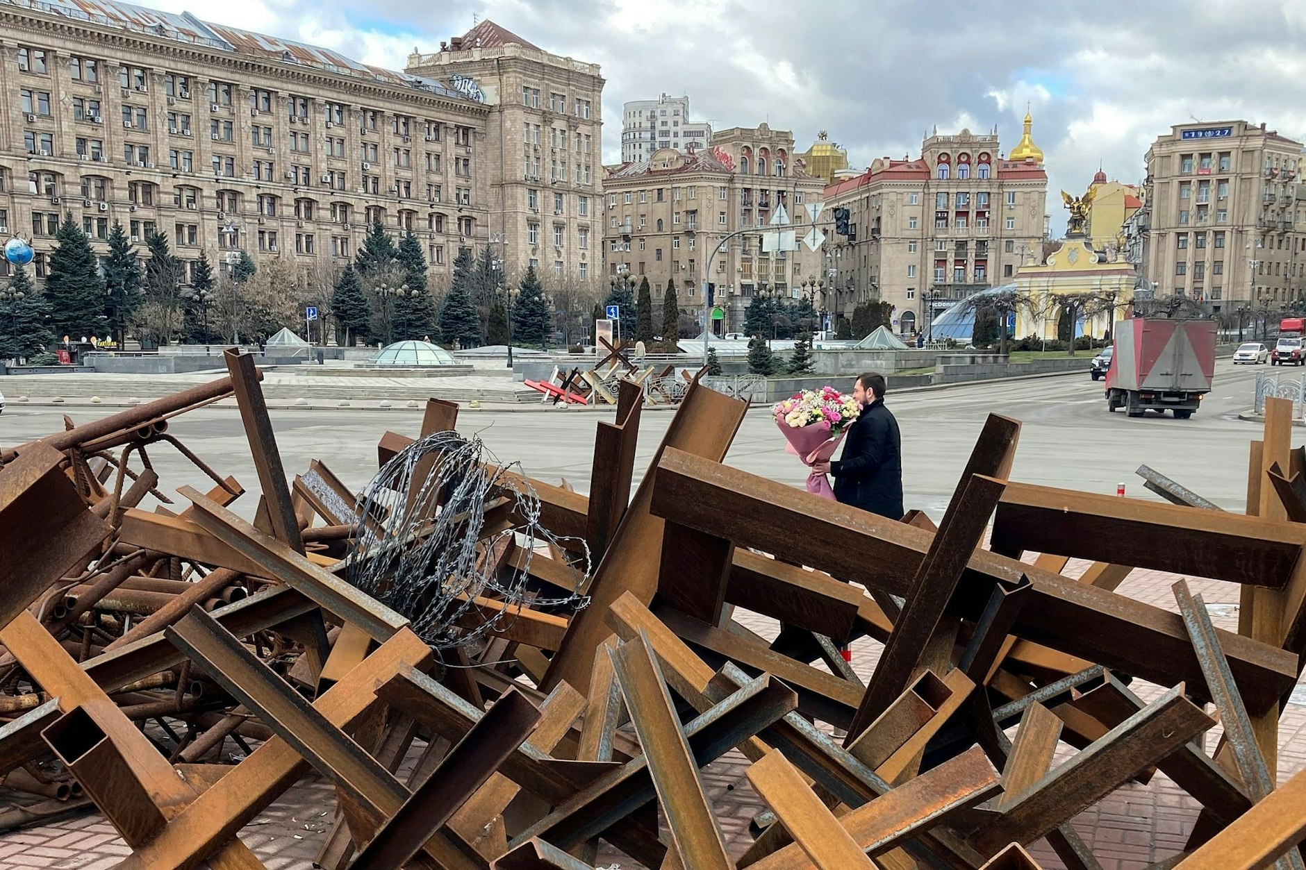 Zwischen Panzersperren geht das Leben für die Ukrainer weiter.