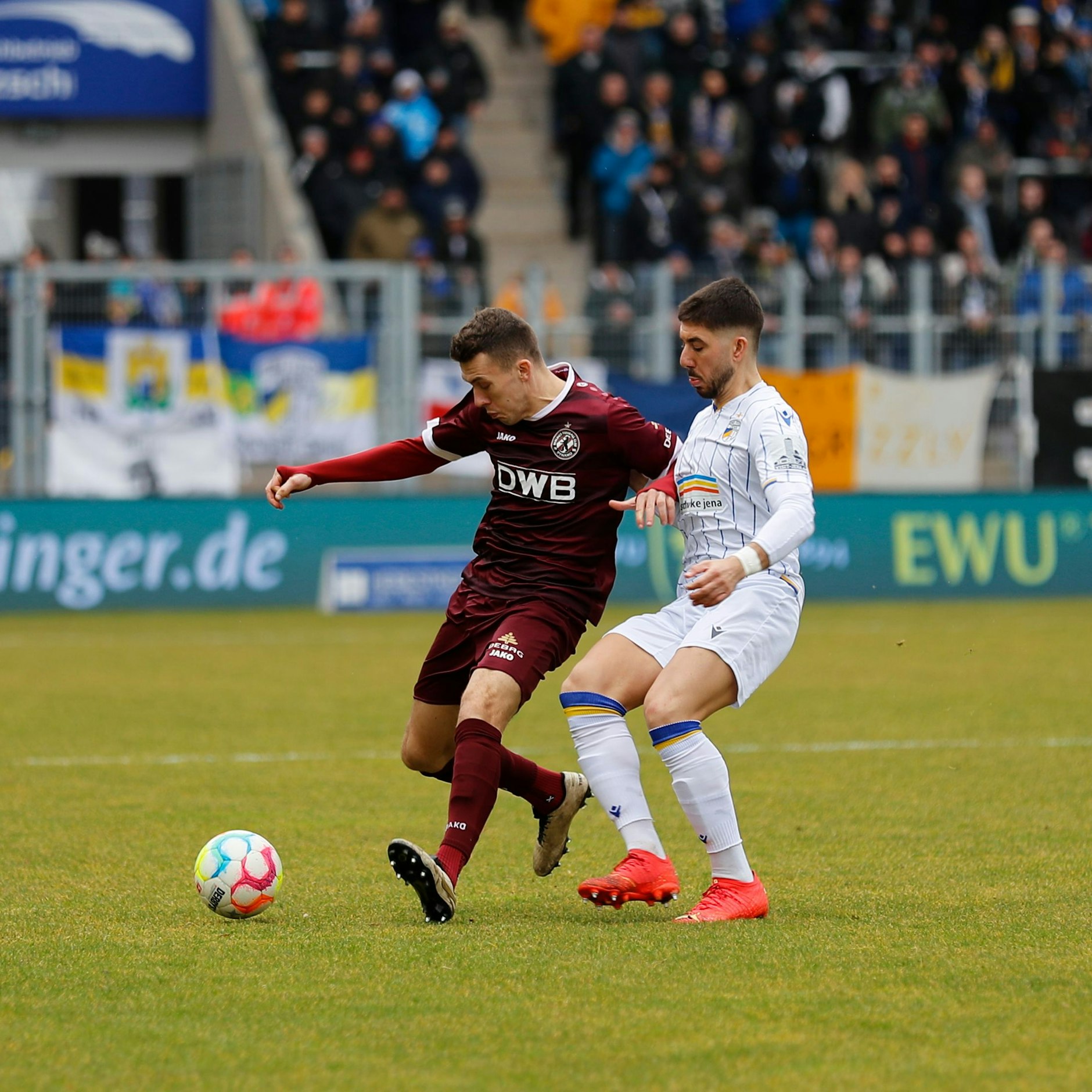 BFC-Verteidiger Chris Reher wird von Jenas Vasileios Dedidis bedrängt. Künftig ziehen sie als Teamkollegen an einem Strang.