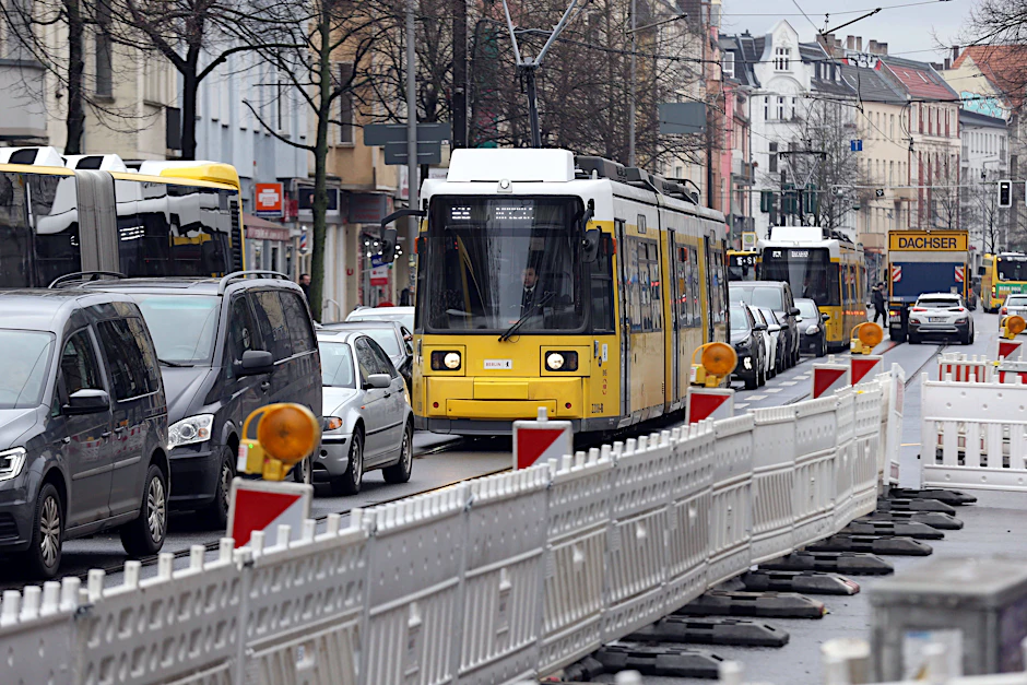 Ein ganz normaler Tag auf der Bahnhofstraße in Köpenick. Die BVG wird vom Stau ausgebremst.
