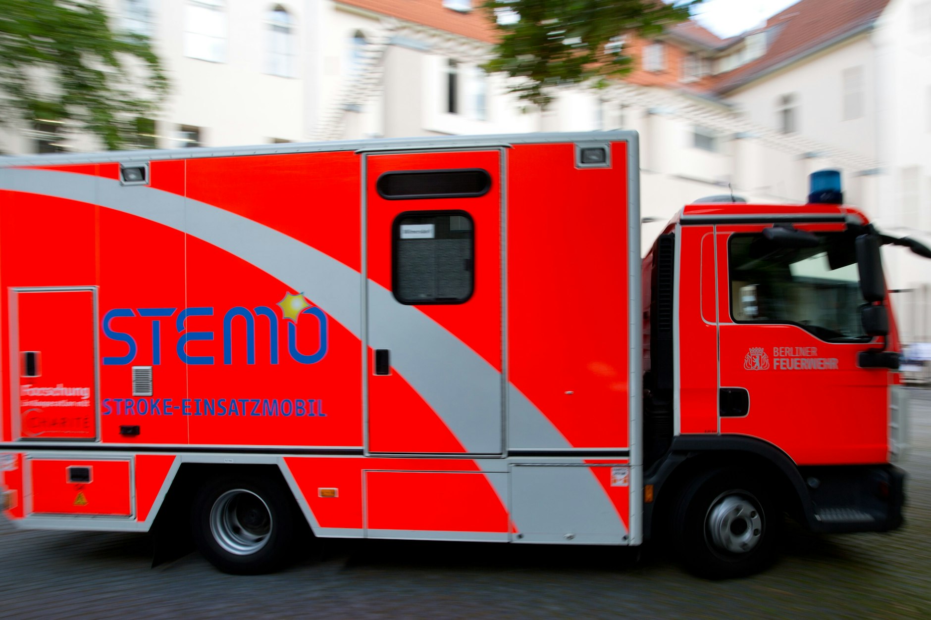 Das Berliner Stroke-Einsatz-Mobil (Stemo). Ein Schlaganfall kann schwere gesundheitliche Folgen haben. Spezielle Rettungsmobile können das Risiko für eine bleibende Behinderung verringern.