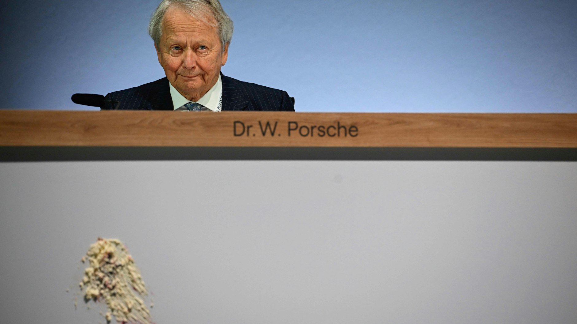 Wolfgang Porsche ist Großaktionär bei VW und wurde mit einem Tortenwurf bedacht.&nbsp;