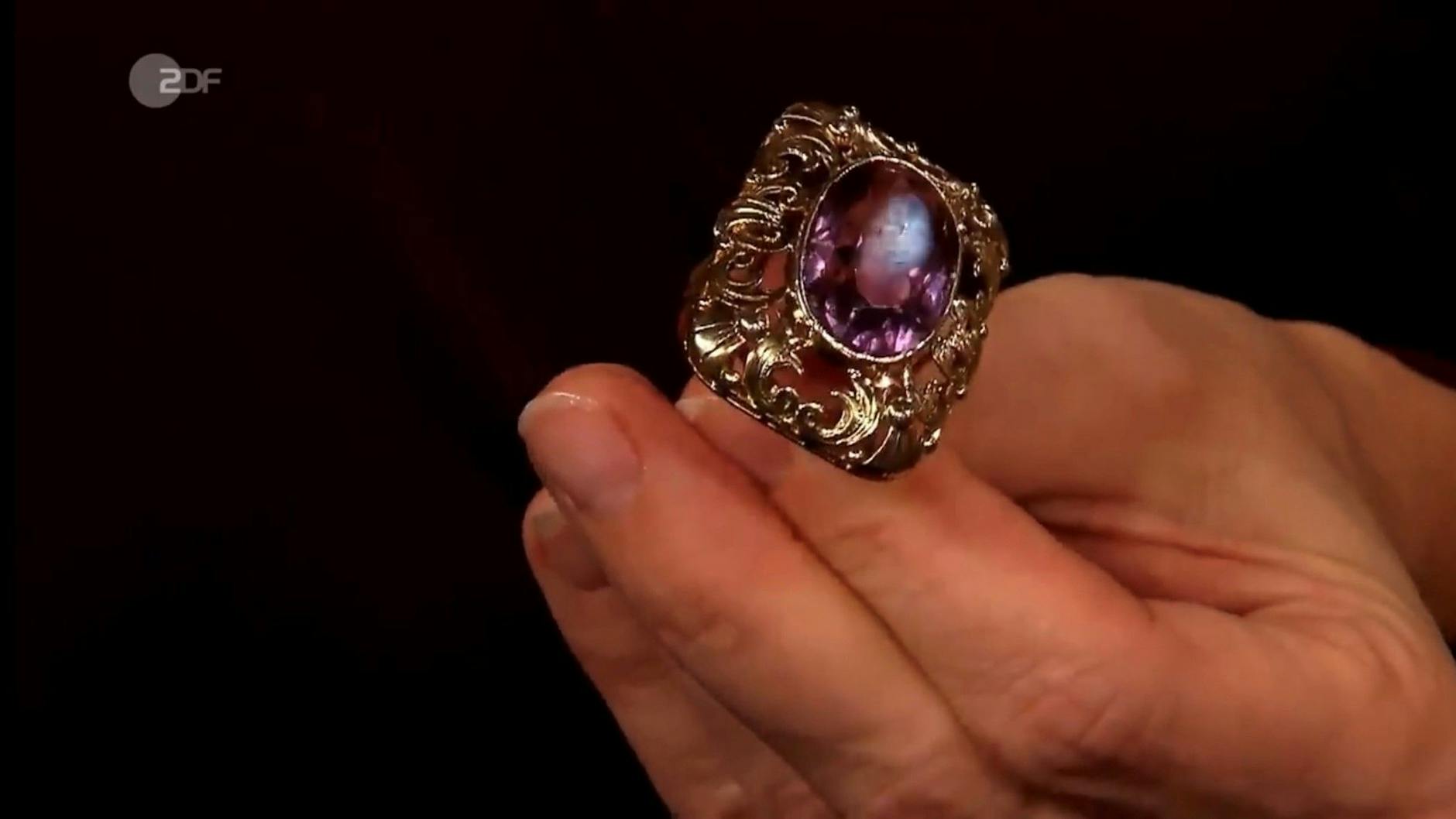 Die „Bares für Rares“-Expertin zeigt die beeindruckende Größe des Amethyst-Rings.