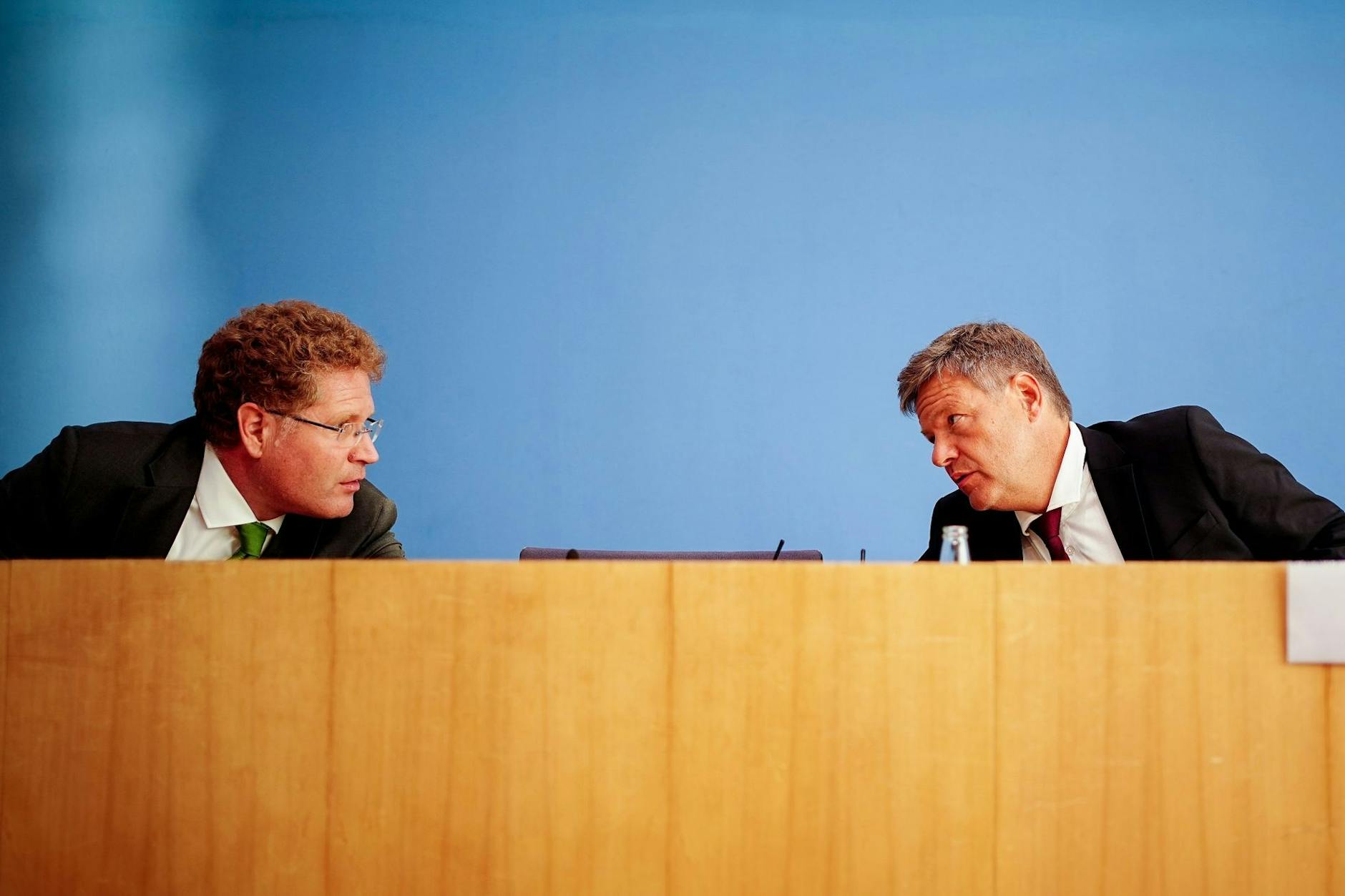 Bundeswirtschaftsminister Robert Habeck (Grüne, rechts) mit seinem Staatssekretär Patrick Graichen. 