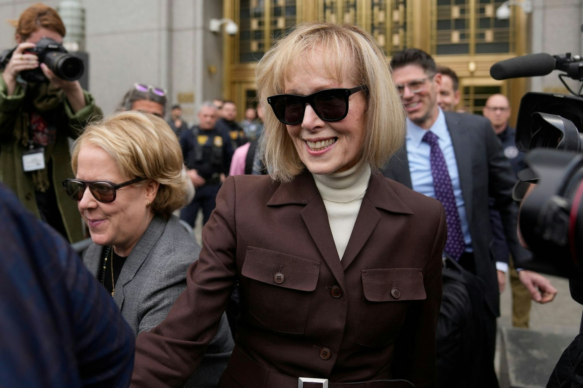 Jean Carroll verlässt das Gerichtsgebäude in New York.  