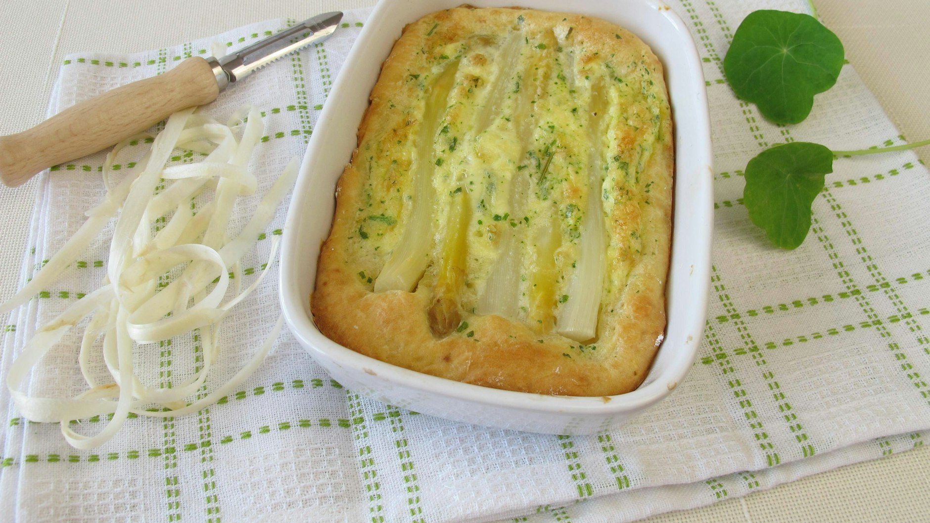 Der leckere Spargelauflauf ist schnell gemacht und extrem lecker.