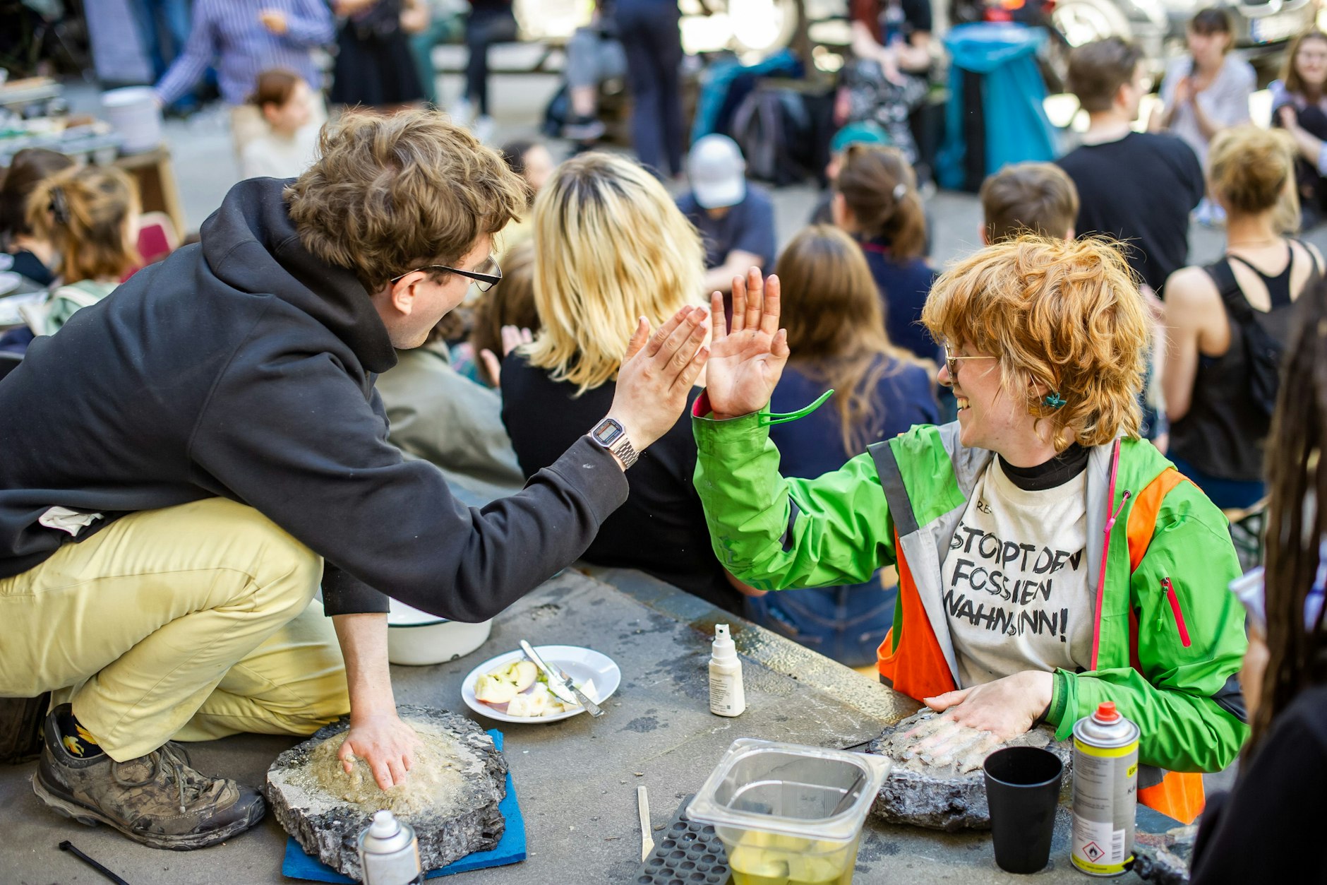 Julian und Regi applaudieren im Team, weil ihre linke Hand noch festgeklebt ist.