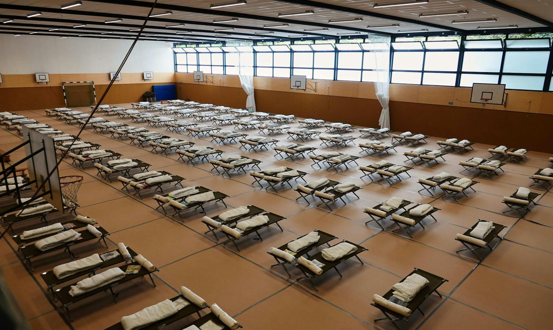 ARCHIV - Feldbetten in einer Notunterkunft für ukrainische Flüchtlinge in Hamburg.