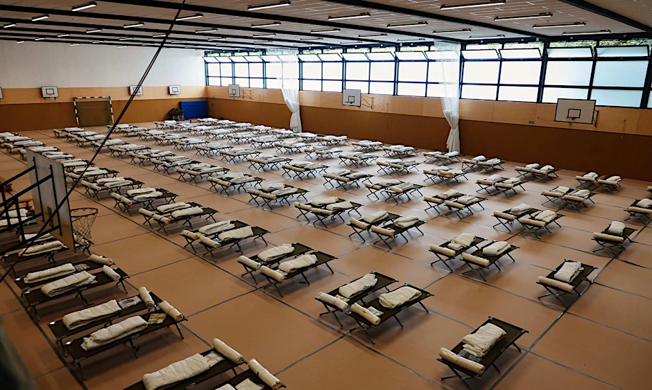 ARCHIV - Feldbetten in einer Notunterkunft für ukrainische Flüchtlinge in Hamburg.  