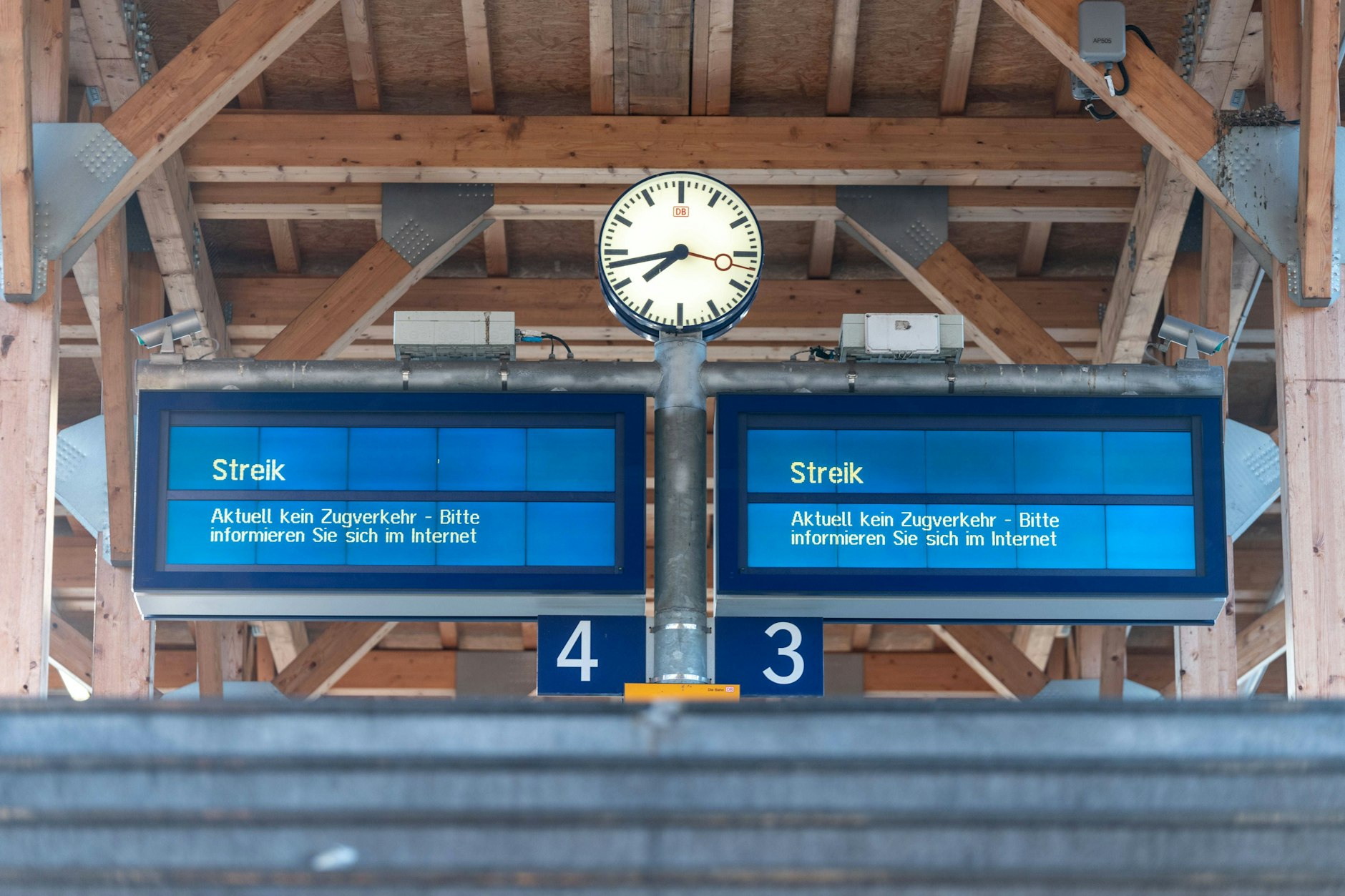 Auch bei Streik muss ein Arbeitnehmer pünktlich zur Arbeit erscheinen.