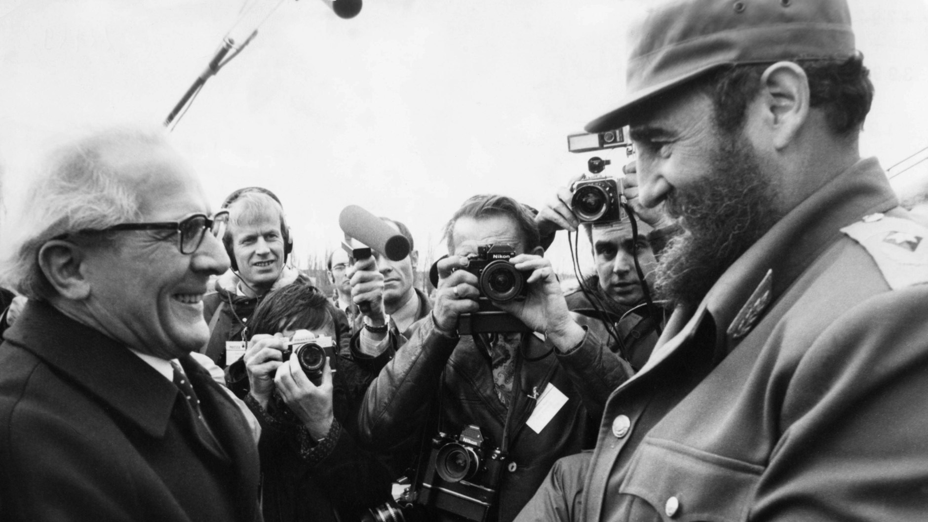 Erich Honecker begrüßt Fidel Castro, der 1972 der DDR eine Karibikinsel schenkte.