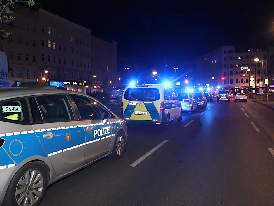 Das Polizeiaufgebot am Neuköllner Hermannplatz wurde immer größer. Dabei ging es nur darum, einen Schläger festzunehmen.
