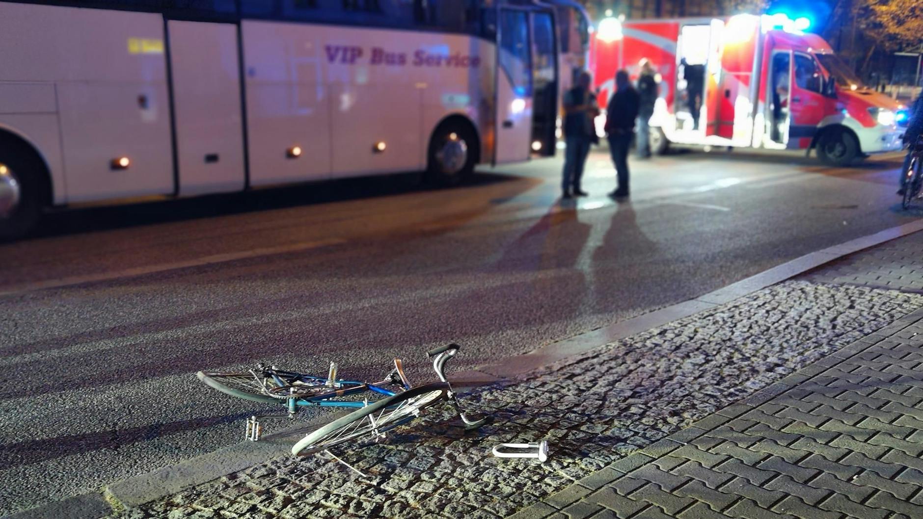 In Treptow wurde ein Radfahrer von einem Bus überrollt.