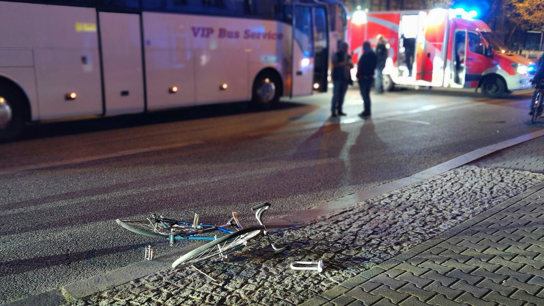 In Treptow wurde ein Radfahrer von einem Bus überrollt.