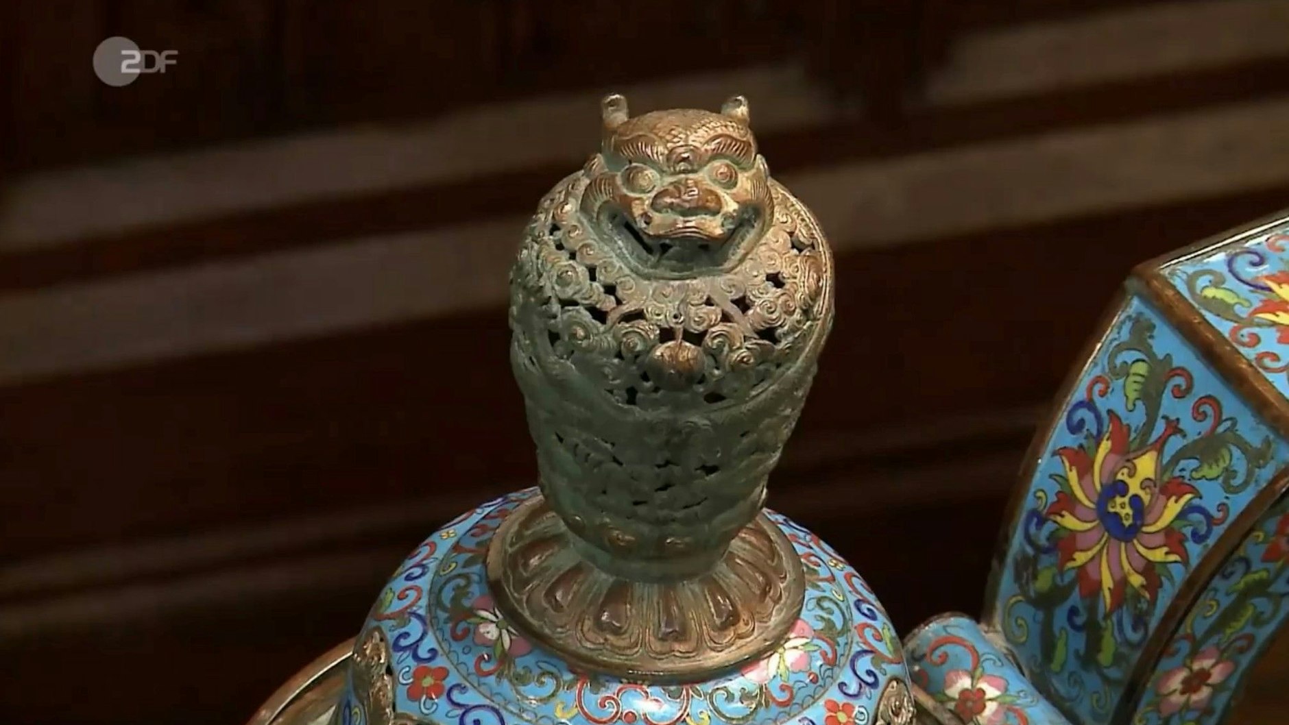 Aus dem Drachenkopf des Räuchergefäßes bei „Bares für Rares“ kommt der Rauch.