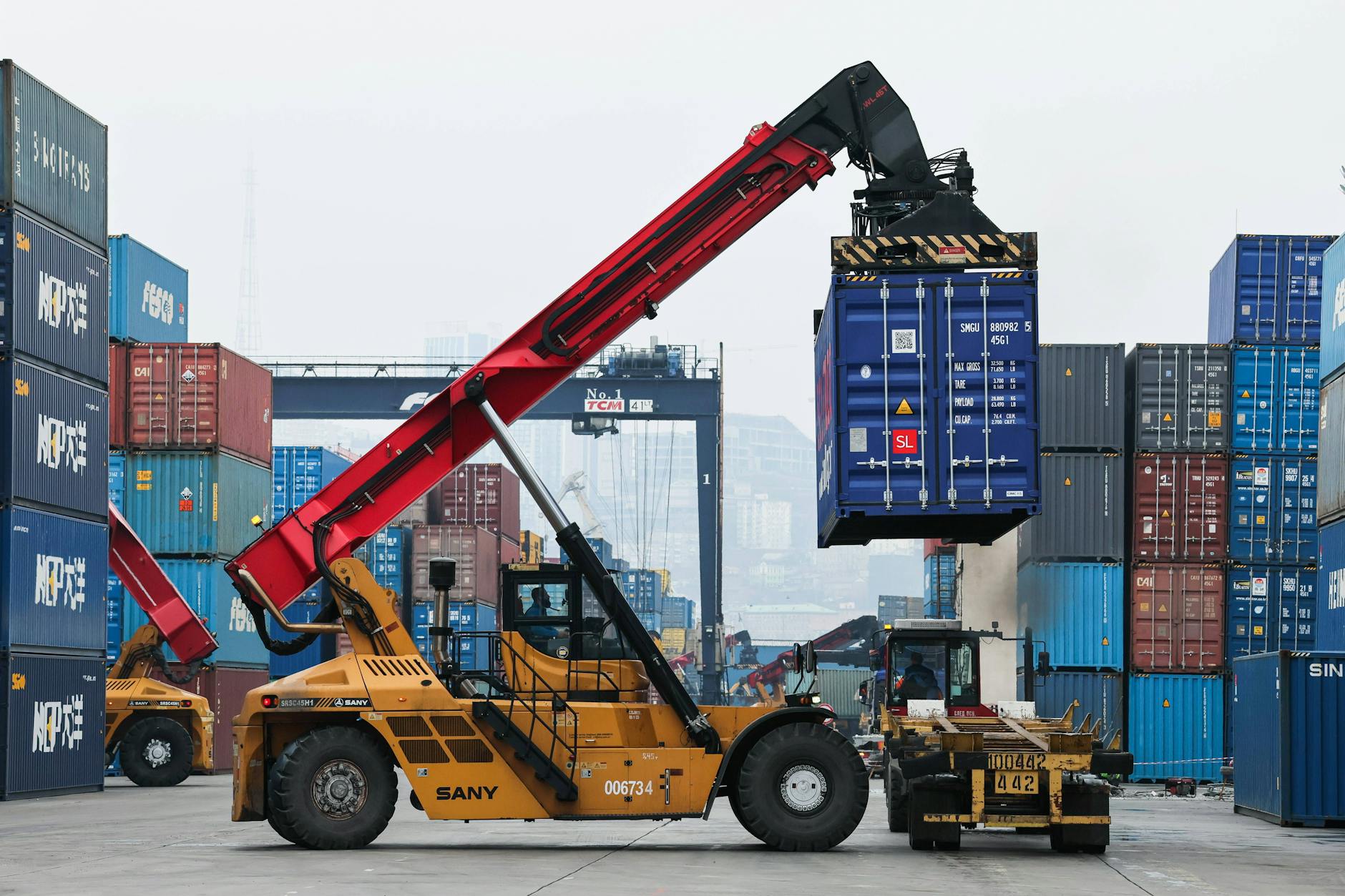 Containerabfertigung im Handelshafen Wladiwostok