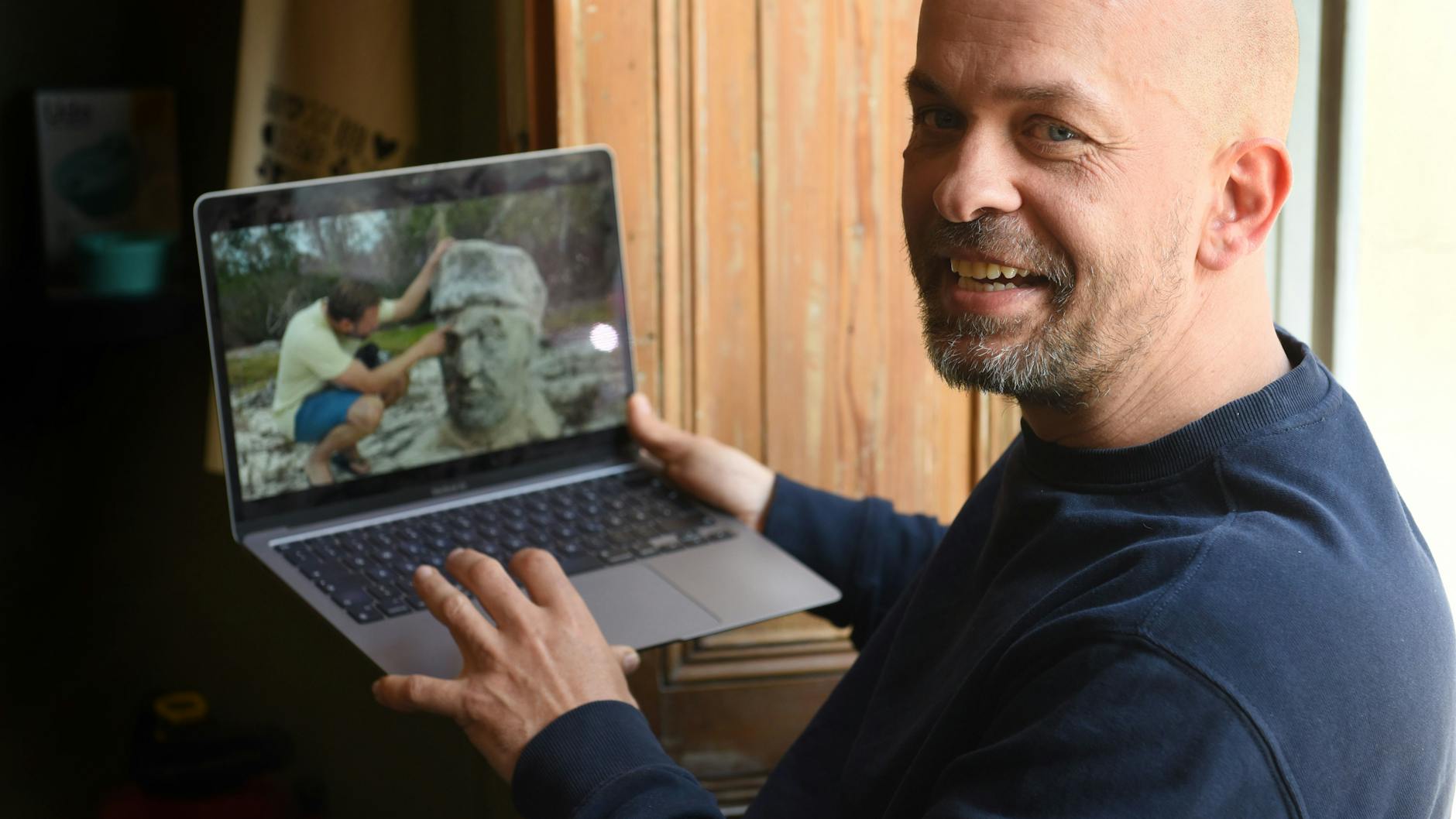 Regisseur Ronald Vietz zeigt am Laptop Bilder von den Dreharbeiten auf der DDR-Insel vor Kuba. 