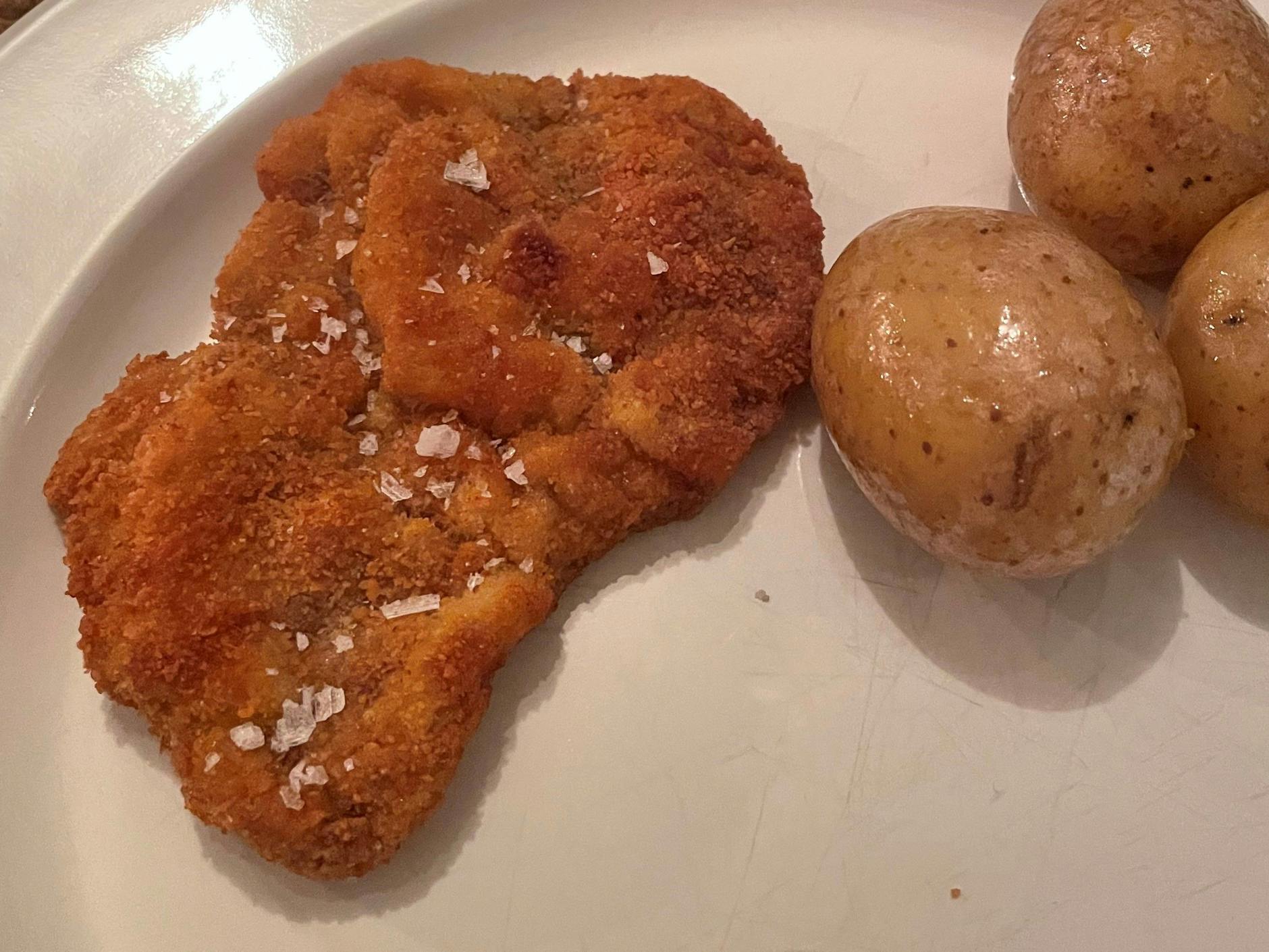 In Butterschmalz goldbraun ausgebackenes Wildschwein-Schnitzel: ein Genuß!