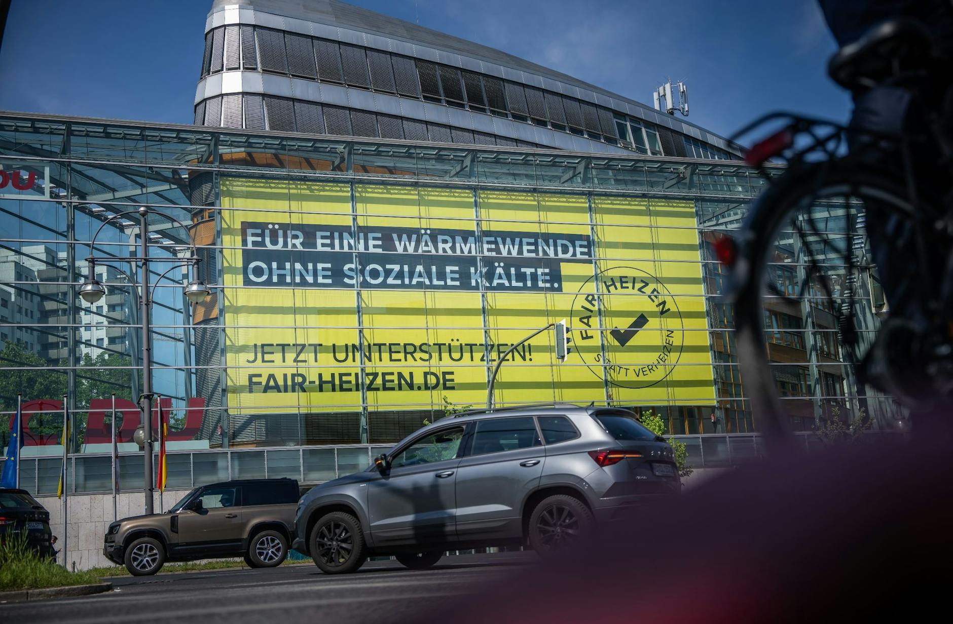 Das Plakatmotiv der neuen CDU-Kampagne ist groß an der Fassade der CDU-Parteizentrale in Berlin angebracht.