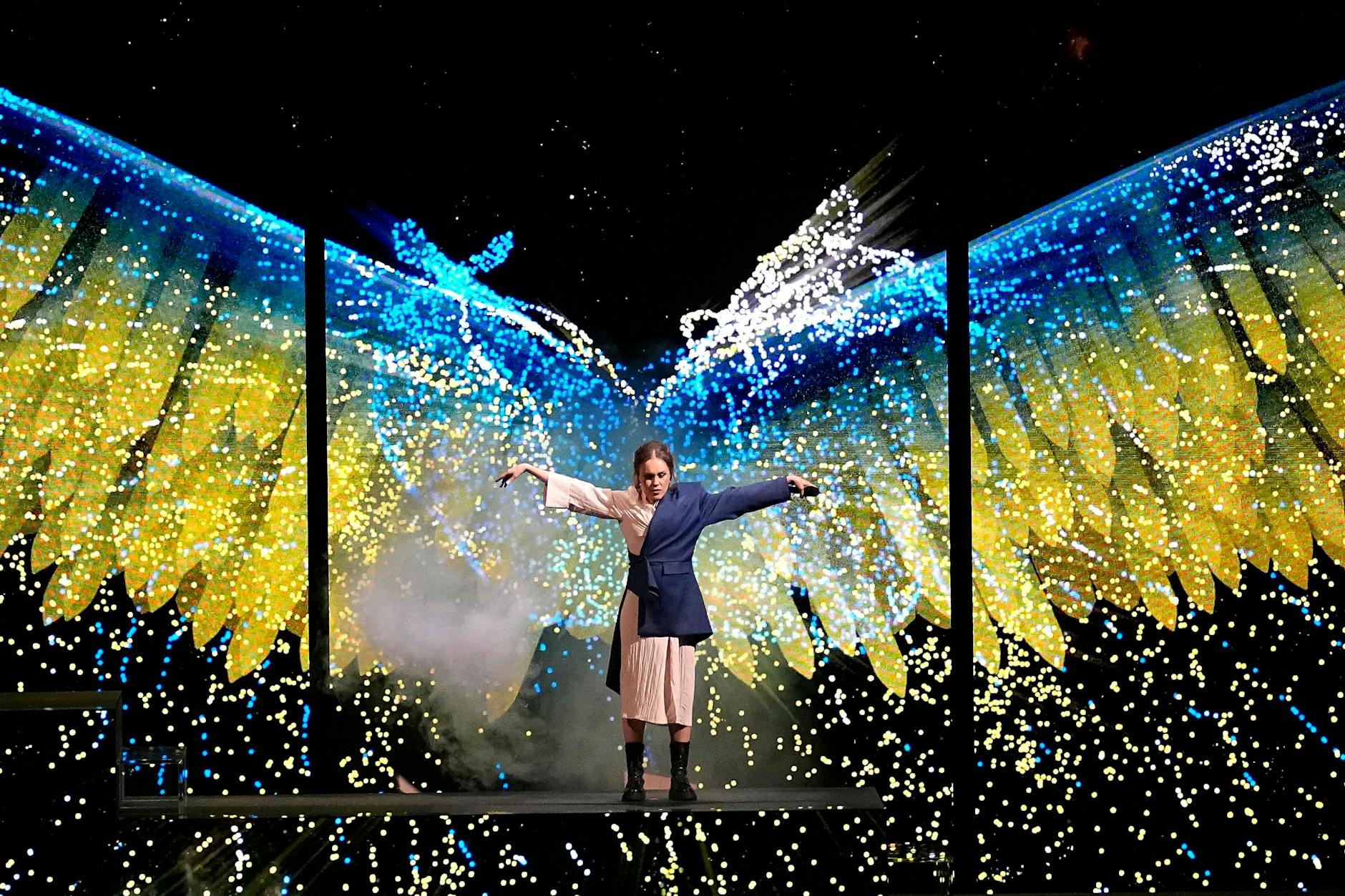 Liverpool erstrahlt in Blau und Gelb: Aljoscha aus der Ukraine während der ersten Halbfinal-Show.