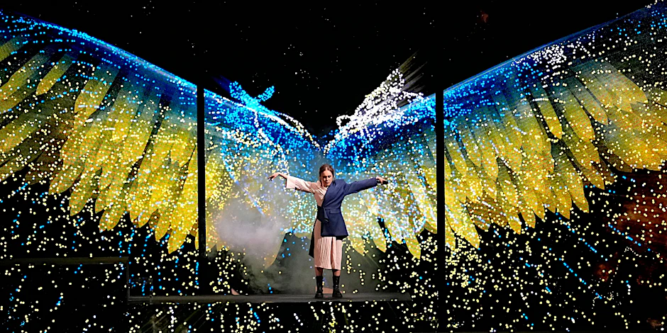 Liverpool erstrahlt in Blau und Gelb: Aljoscha aus der Ukraine während der ersten Halbfinal-Show.