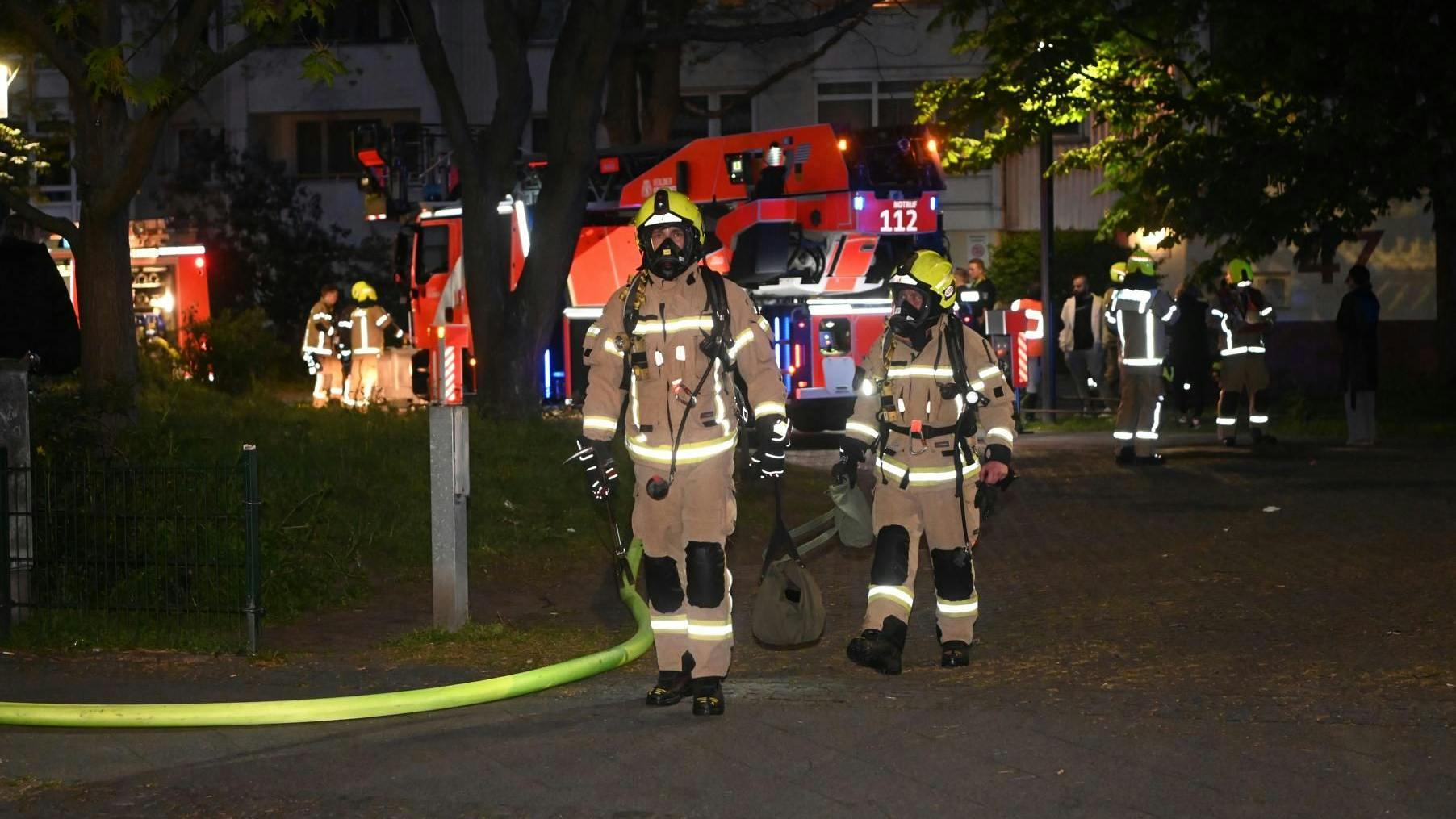 In einem Hochhaus in Neukölln war in der Nacht ein Feuer ausgebrochen. Vermutlich waren Batterien explodiert.