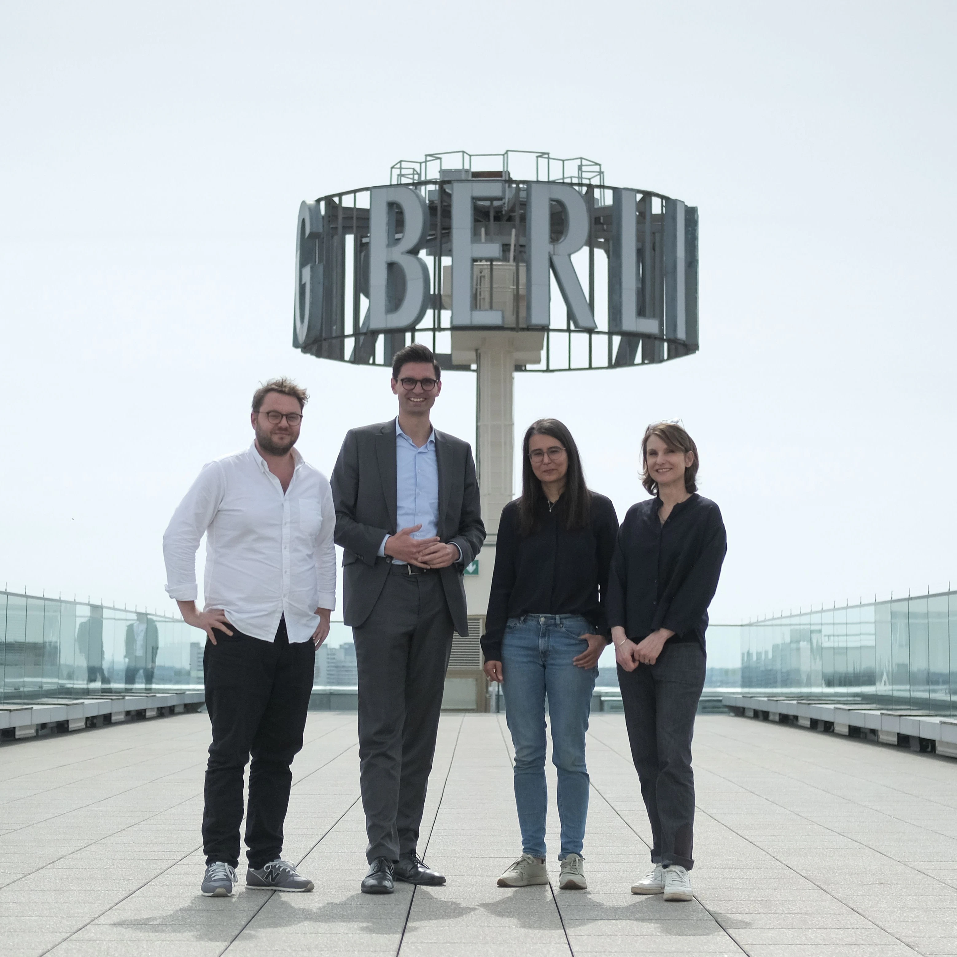 Auf dem Dach des Berliner Verlages: Tomasz Kurianowicz, Chefredakteur der Berliner Zeitung, Sepp Müller, Vizechef der CDU/CSU im Bundestag, Wiebke Hollersen, Reporterin Dossier, und Anja Reich, Leiterin Dossier. (von links)