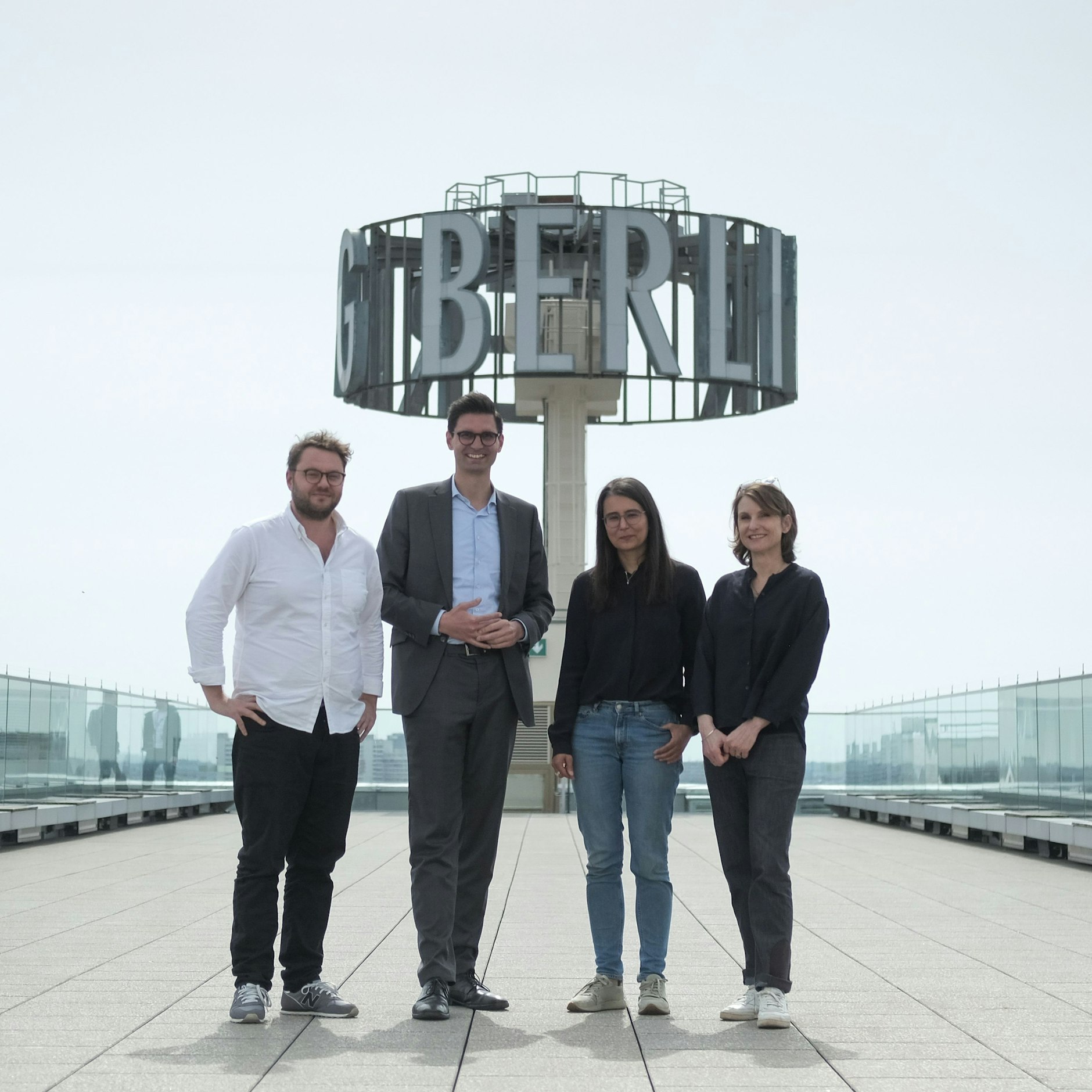 Auf dem Dach des Berliner Verlages: Tomasz Kurianowicz, Chefredakteur der Berliner Zeitung, Sepp Müller, Vizechef der CDU/CSU im Bundestag, Wiebke Hollersen, Reporterin Dossier, und Anja Reich, Leiterin Dossier. (von links)