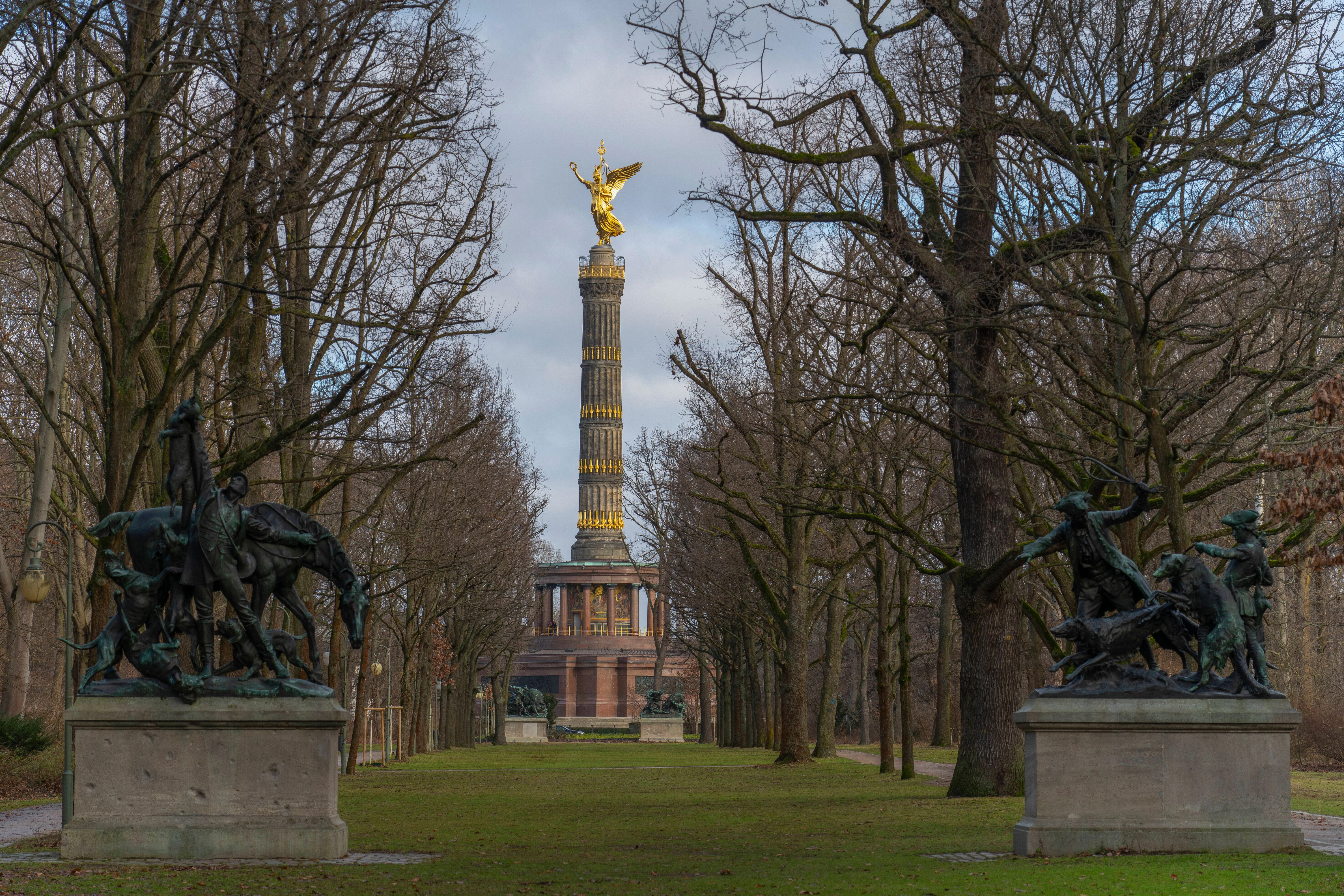Im Auftrag von Kaiser Wilhelm II. im Jahr 1904 geschaffene Jagdskulpturen, links die Hasenhetze um 1750 von Max Baumbach und rechts die Fuchsjagd um 1900 von Wilhelm Haverkamp.
