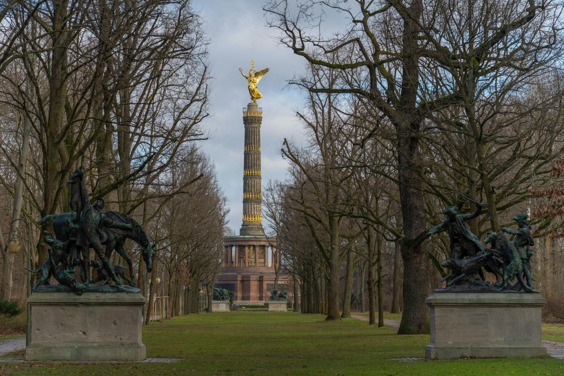Im Auftrag von Kaiser Wilhelm II. im Jahr 1904 geschaffene Jagdskulpturen, links die Hasenhetze um 1750 von Max Baumbach und rechts die Fuchsjagd um 1900 von Wilhelm Haverkamp.
