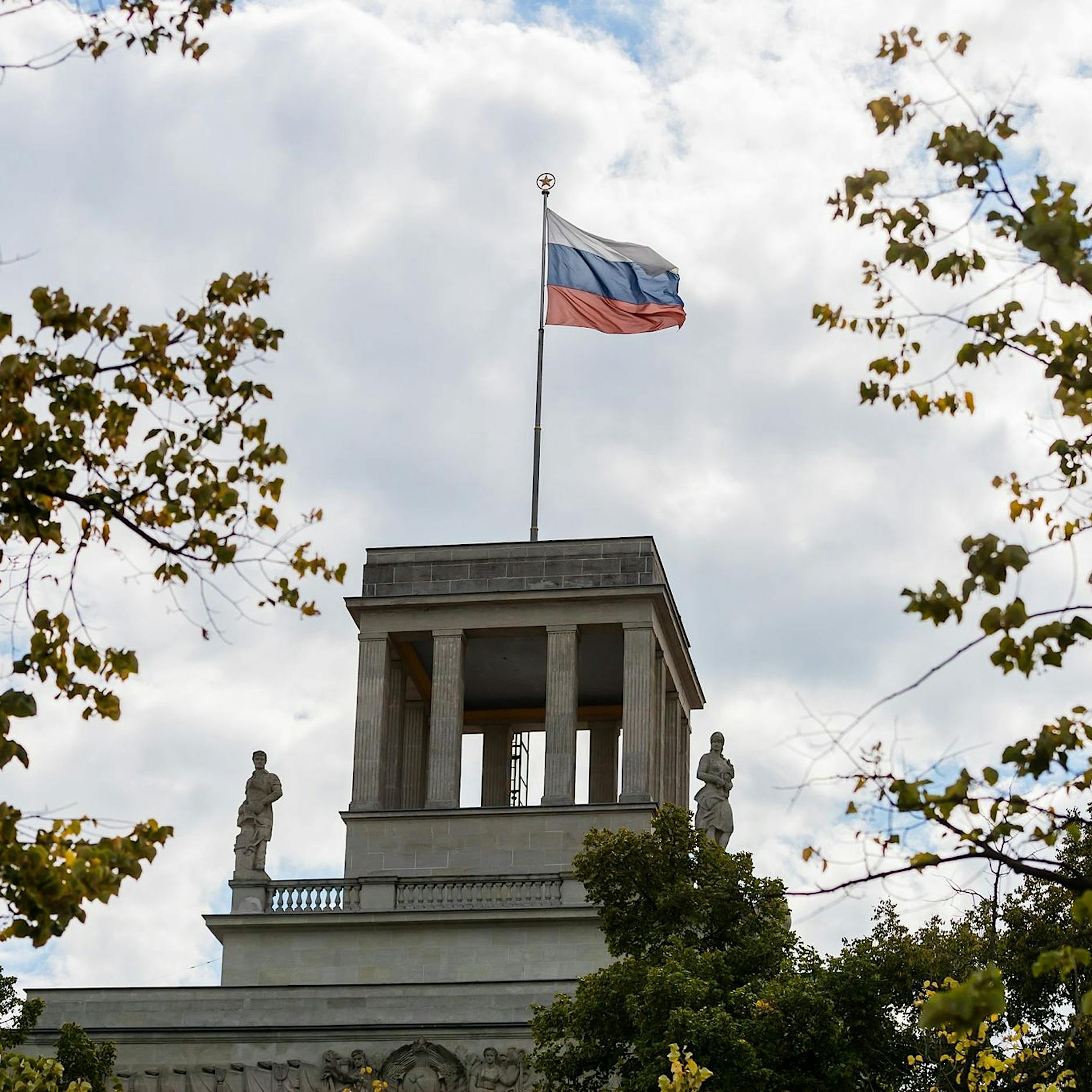 Schröder und Chrupalla bei russischem Empfang