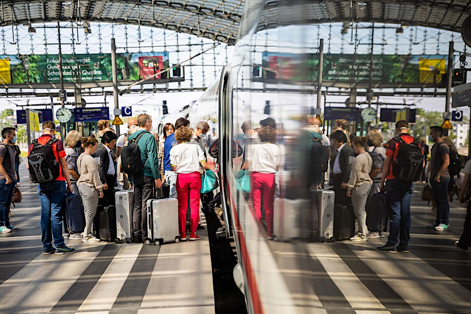 Fahrgäste steigen am Berliner Hauptbahnhof in einen ICE. Die Bahn stellt wegen des Warnstreiks den Fernverkehr für 50 Stunden ein.