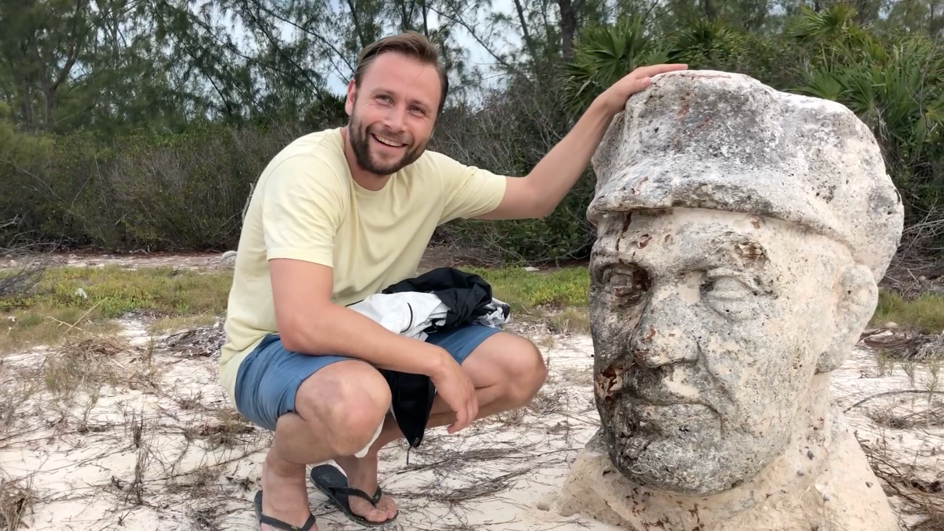 Während der Dreharbeiten zu „Ernesto’s Island“ auf der DDR-Insel: Hauptdarsteller Max Riemelt posiert neben dem Ernst-Thälmann-Kopf.