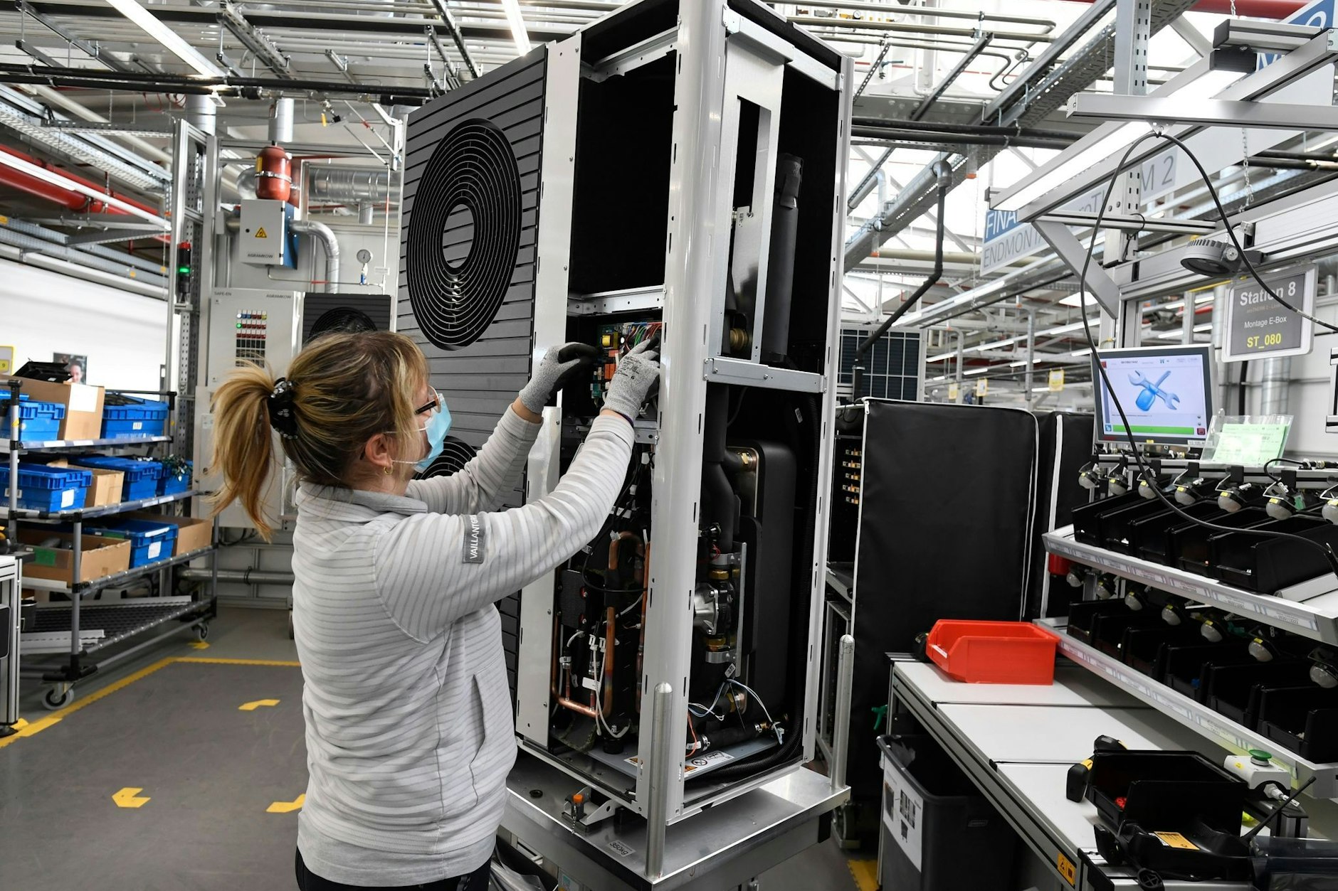 Eine Mitarbeiterin der Firma Vaillant montiert eine Wärmepumpe im Stammwerk des Unternehmens in Remscheid.