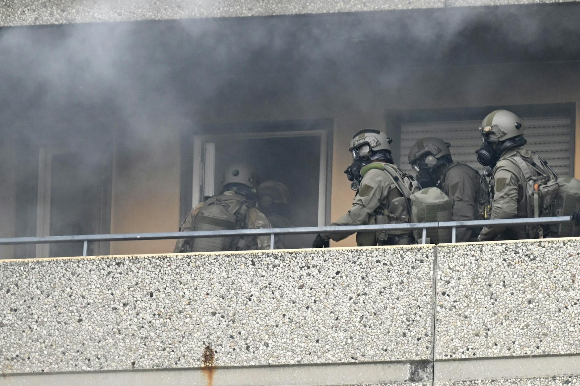 Ratingen: Spezialeinheiten betreten eine Wohnung in dem Gebäude.