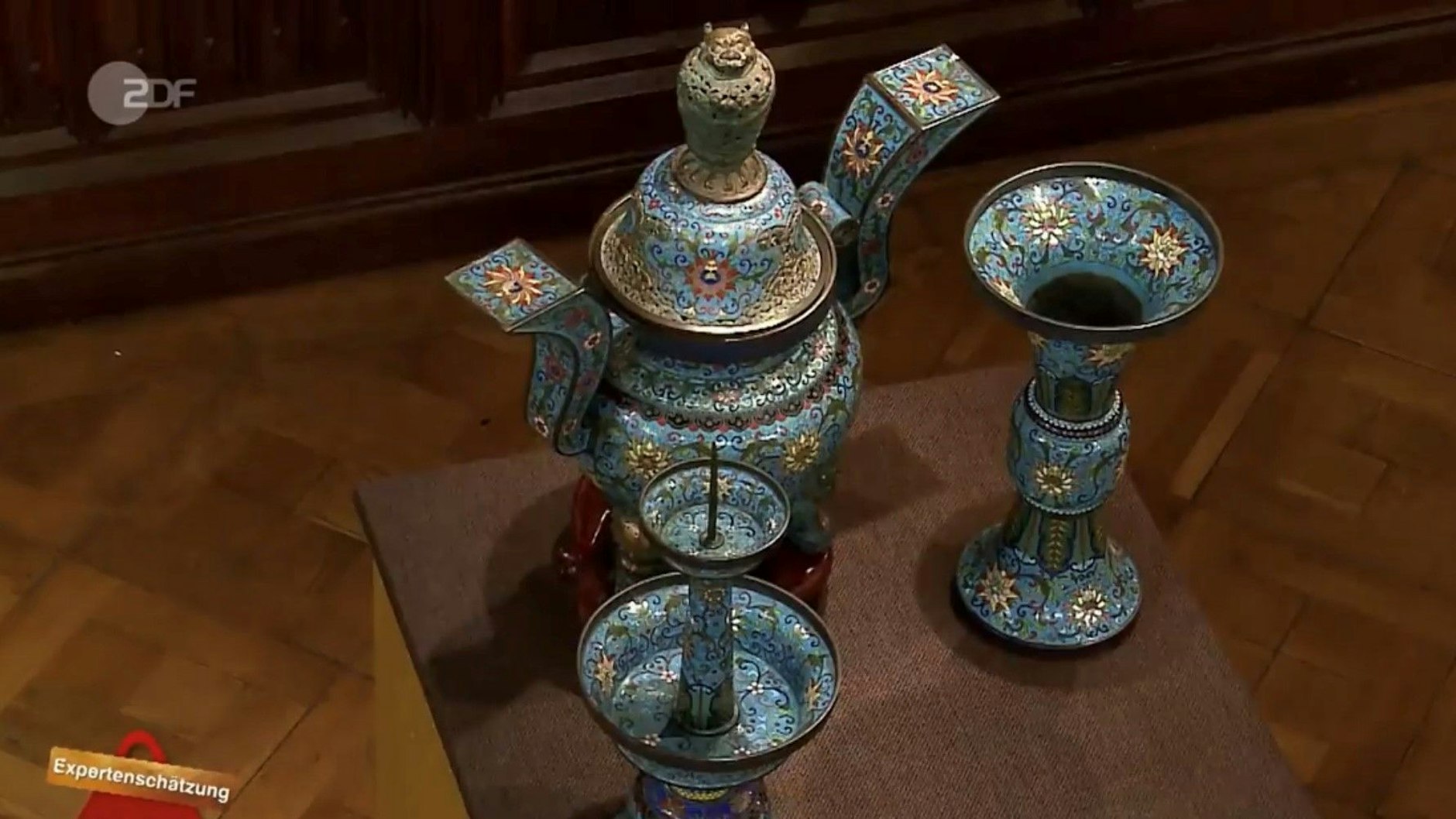 Im „Bares für Rares“-Händlerraum sorgt die chinesische Tempelgarnitur für mächtig Furore.