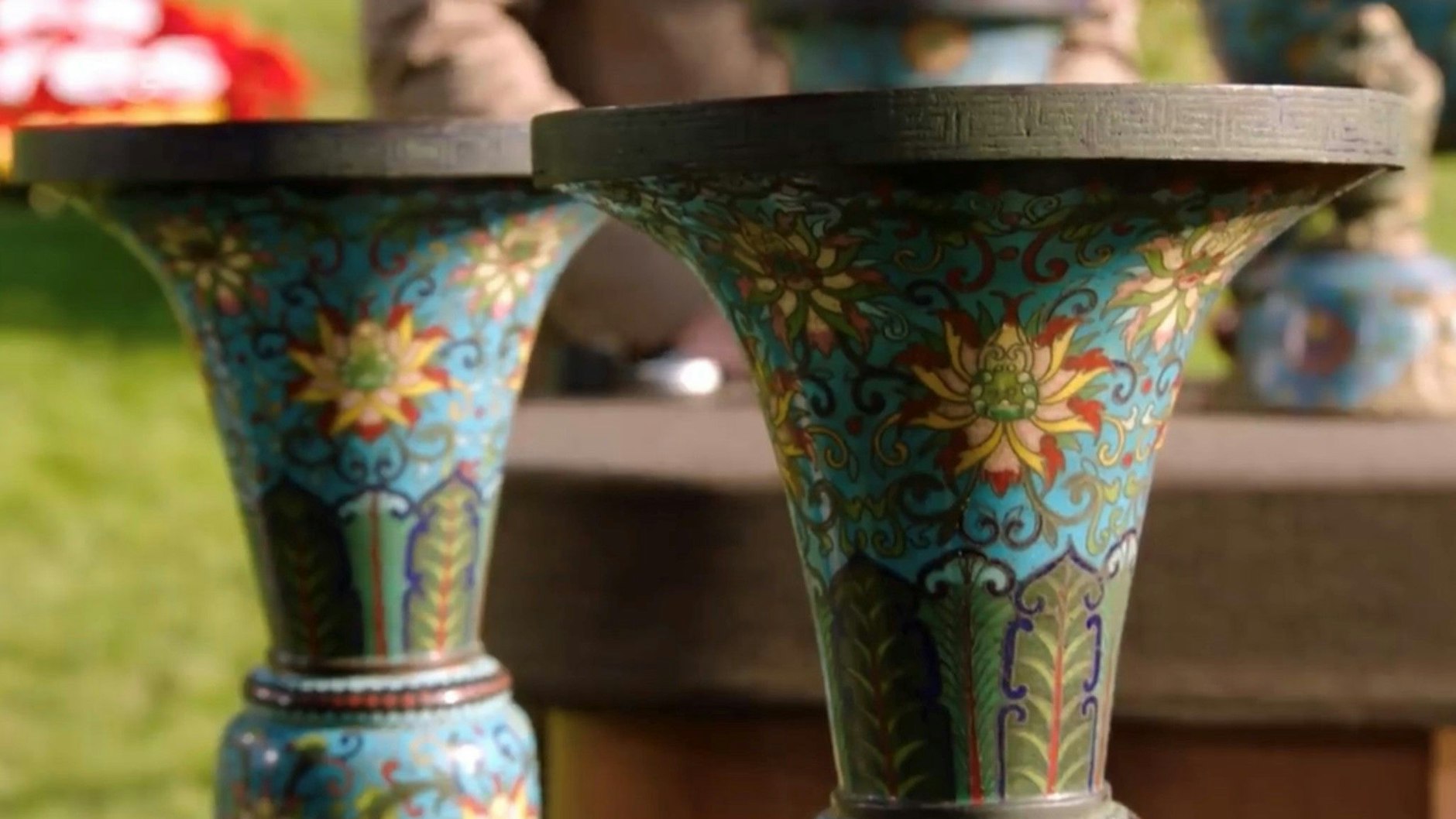 Sogar zwei Vasen gehören zum Tempel-Set bei „Bares für Rares“.