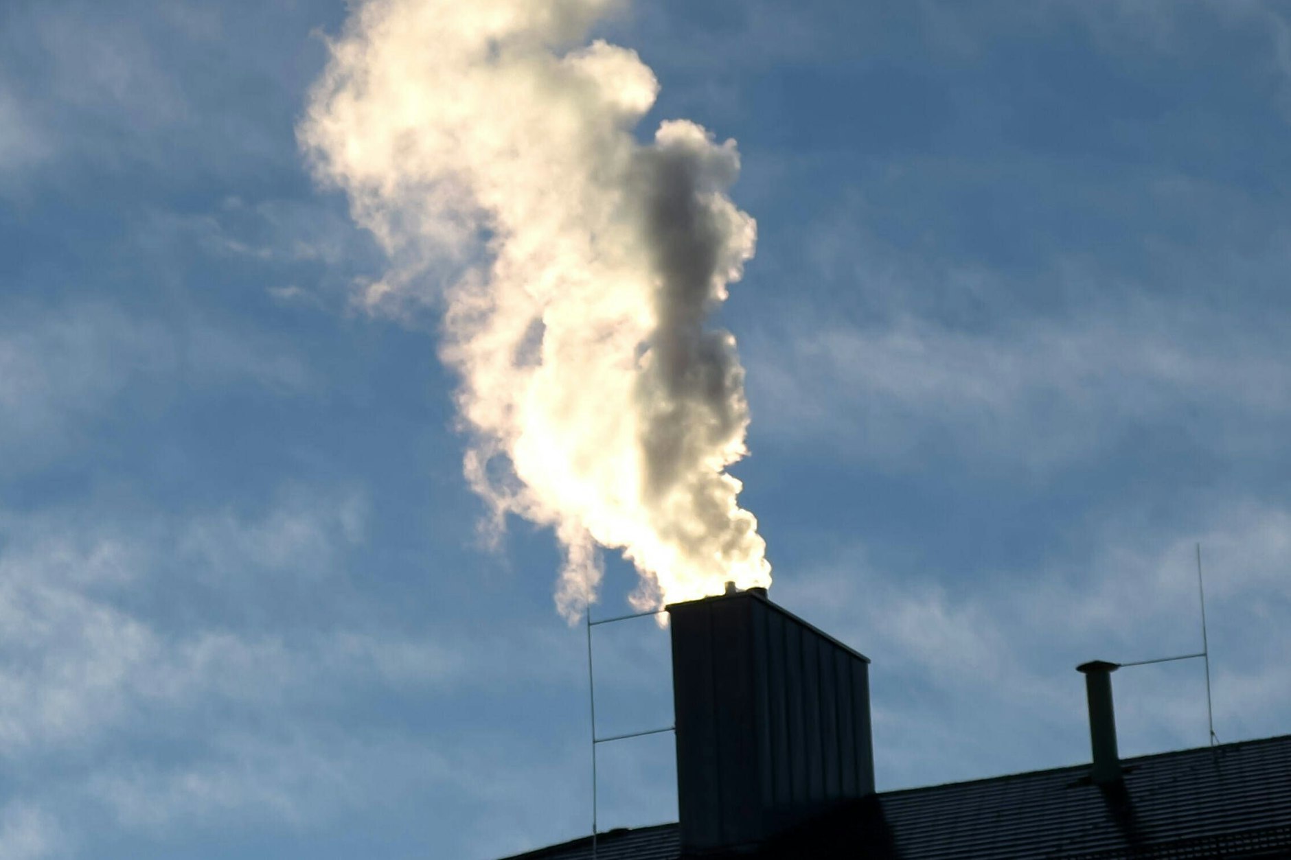 Rauch kommt aus einem Schornstein. Heizungsbaubetriebe und -verbände in mehreren Bundesländern melden rekordverdächtige Bestellungen bei fossilen Heizungen