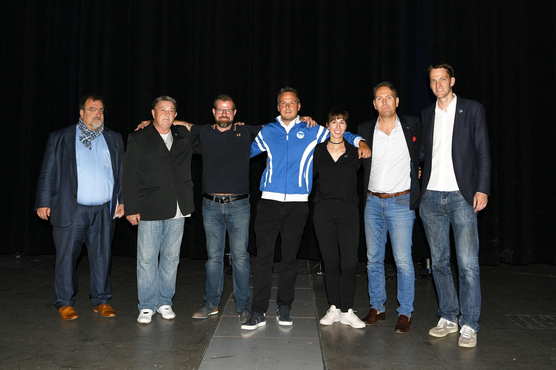 Ingmar Pering (l.) mit Hertha-Präsident Kay Bernstein (M.) sowie den anderen Präsidiumsmitgliedern nach der Wahl im Juni 2022