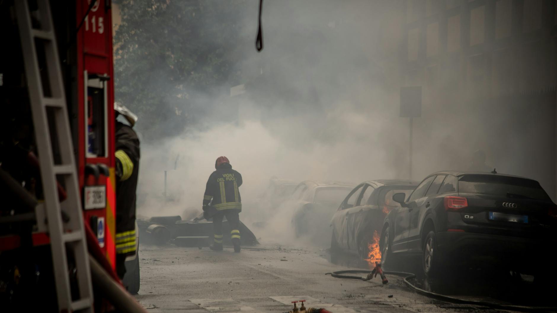 Feuerwehrleute begehen den Einsatzort nach einer Explosion in Mailand.