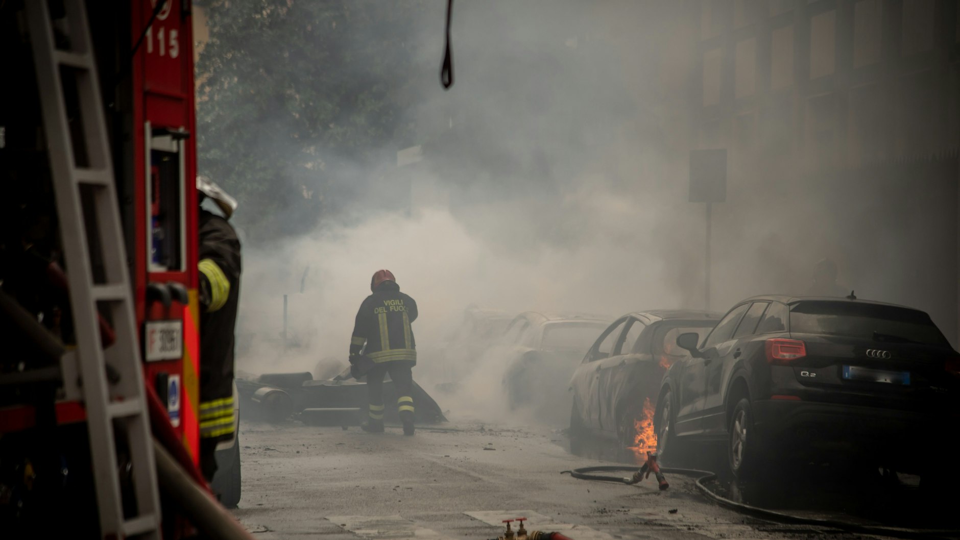 Feuerwehrleute begehen den Einsatzort nach einer Explosion in Mailand.