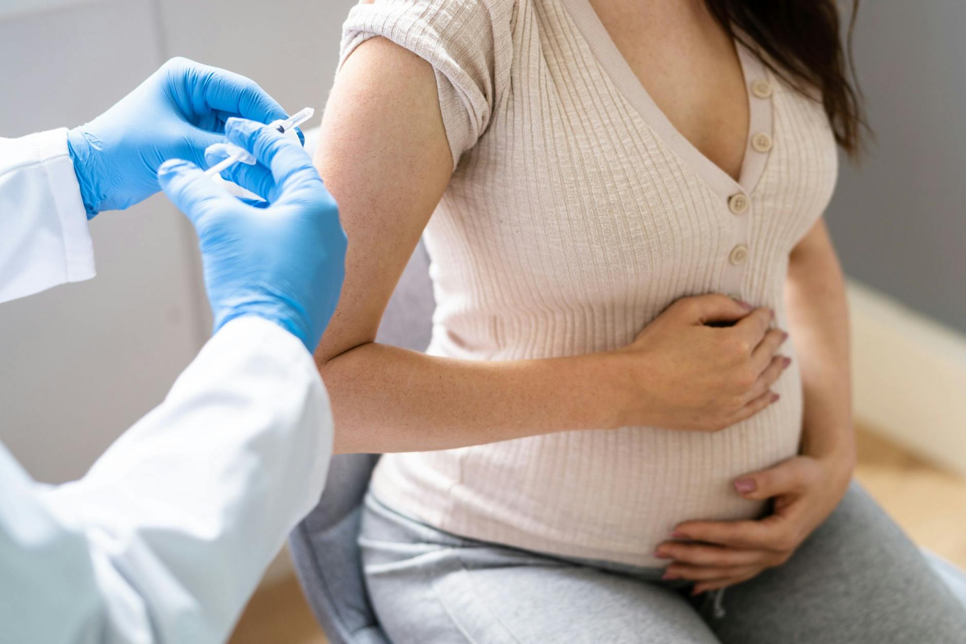 Eine Schwangere Frau wird geimpft. Pfizer arbeitet an einem Impfstoff für werdende Mütter, um ihre Säuglinge vor einer RSV-Infektion zu schützen.