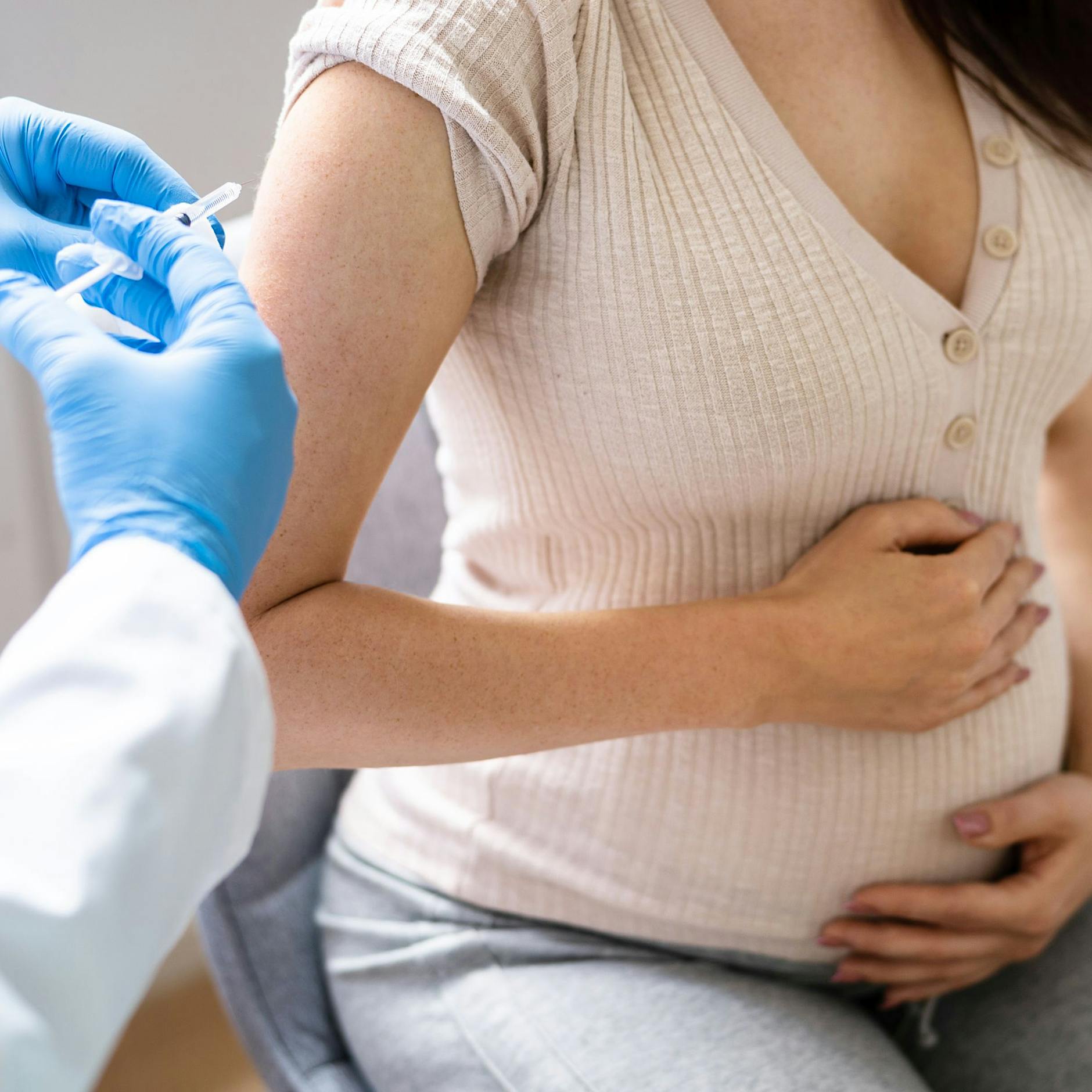 Experten in Sorge: Neue RSV-Impfung könnte zu Frühgeburten führen